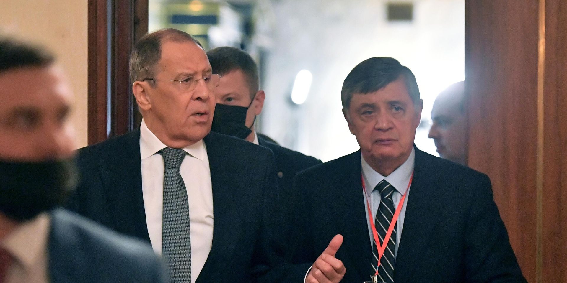 Министр иностранных дел РФ Сергей Лавров и специальный представитель президента России по Афганистану, директор второго департамента Азии министерства иностранных дел РФ Замир Кабулов перед началом третьего заседания московского формата консультаций по Афганистану. 20.10.21 - ИноСМИ, 1920, 17.08.2022