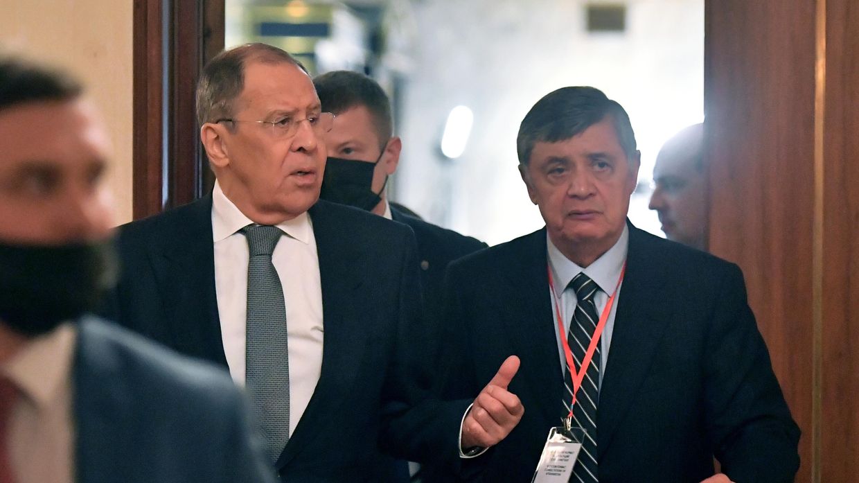 Министр иностранных дел РФ Сергей Лавров и специальный представитель президента России по Афганистану, директор второго департамента Азии министерства иностранных дел РФ Замир Кабулов перед началом третьего заседания московского формата консультаций по Афганистану. 20.10.21