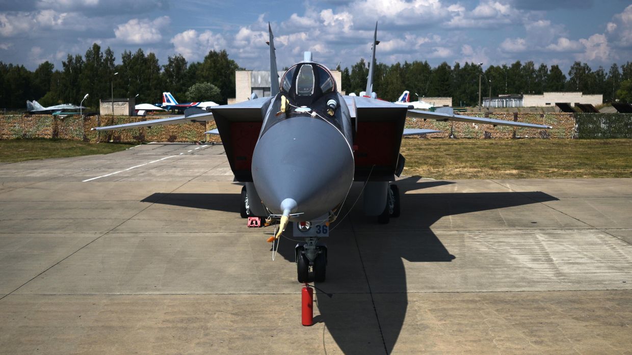 Истребитель-перехватчик МиГ-31К с изделием 9-С-7760  (АРК Кинжал) в Кубинке