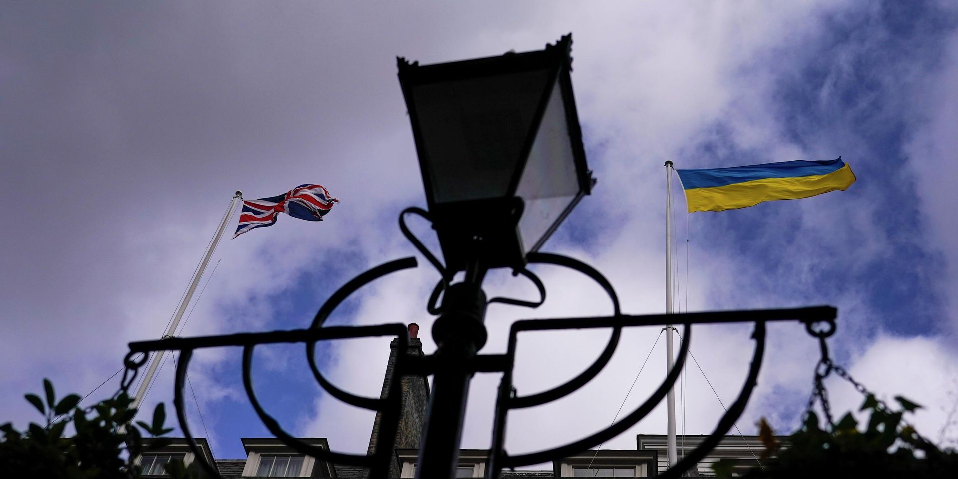 Британский и украинский флаги на Даунинг-стрит, 10, в Лондоне - ИноСМИ, 1920, 25.06.2023