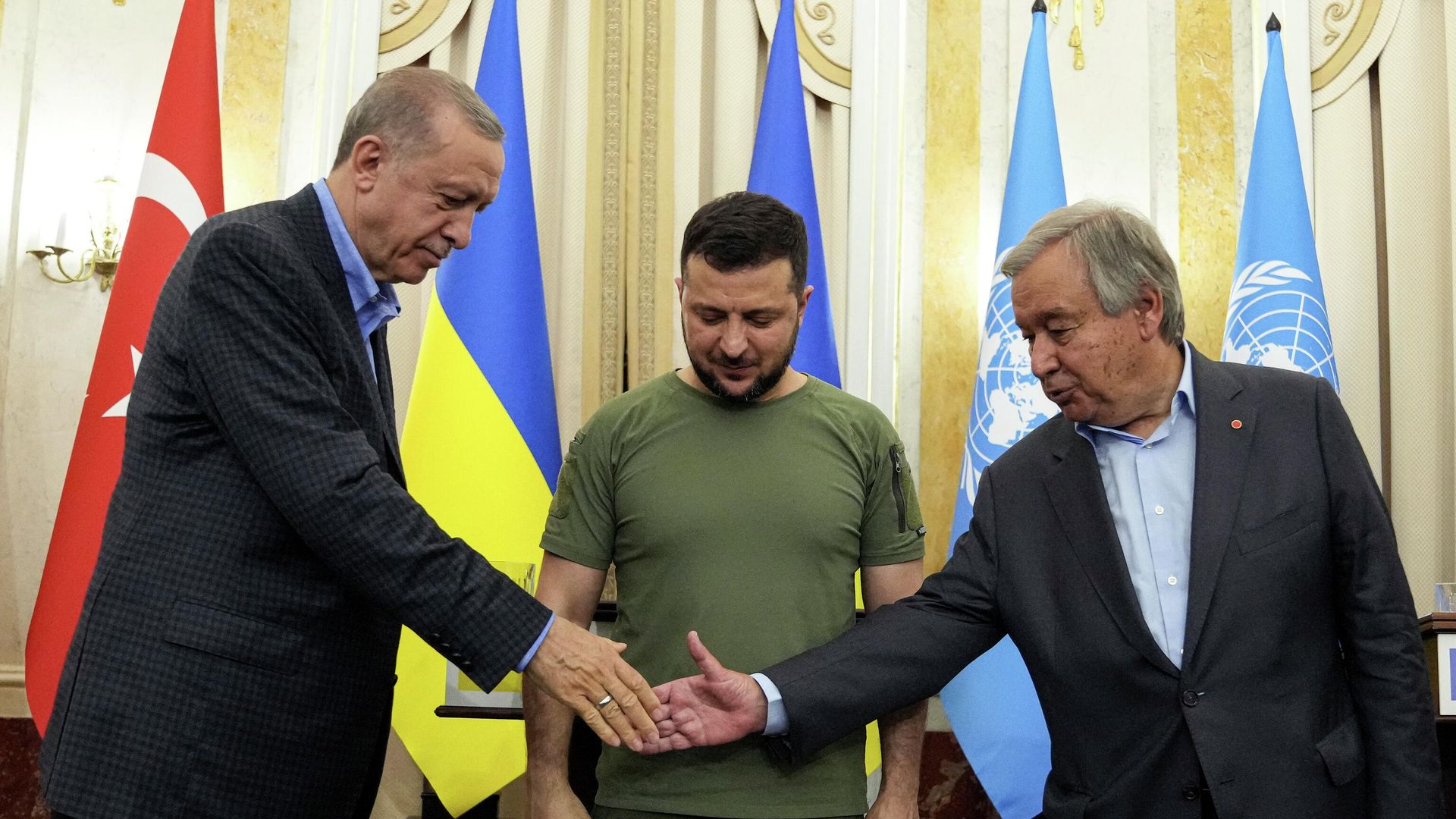 18 августа 2022 года. Президент Украины Владимир Зеленский, президент Турции Реджеп Тайип Эрдоган и Генеральный секретарь ООН Антонио Гутерриш  - ИноСМИ, 1920, 19.08.2022