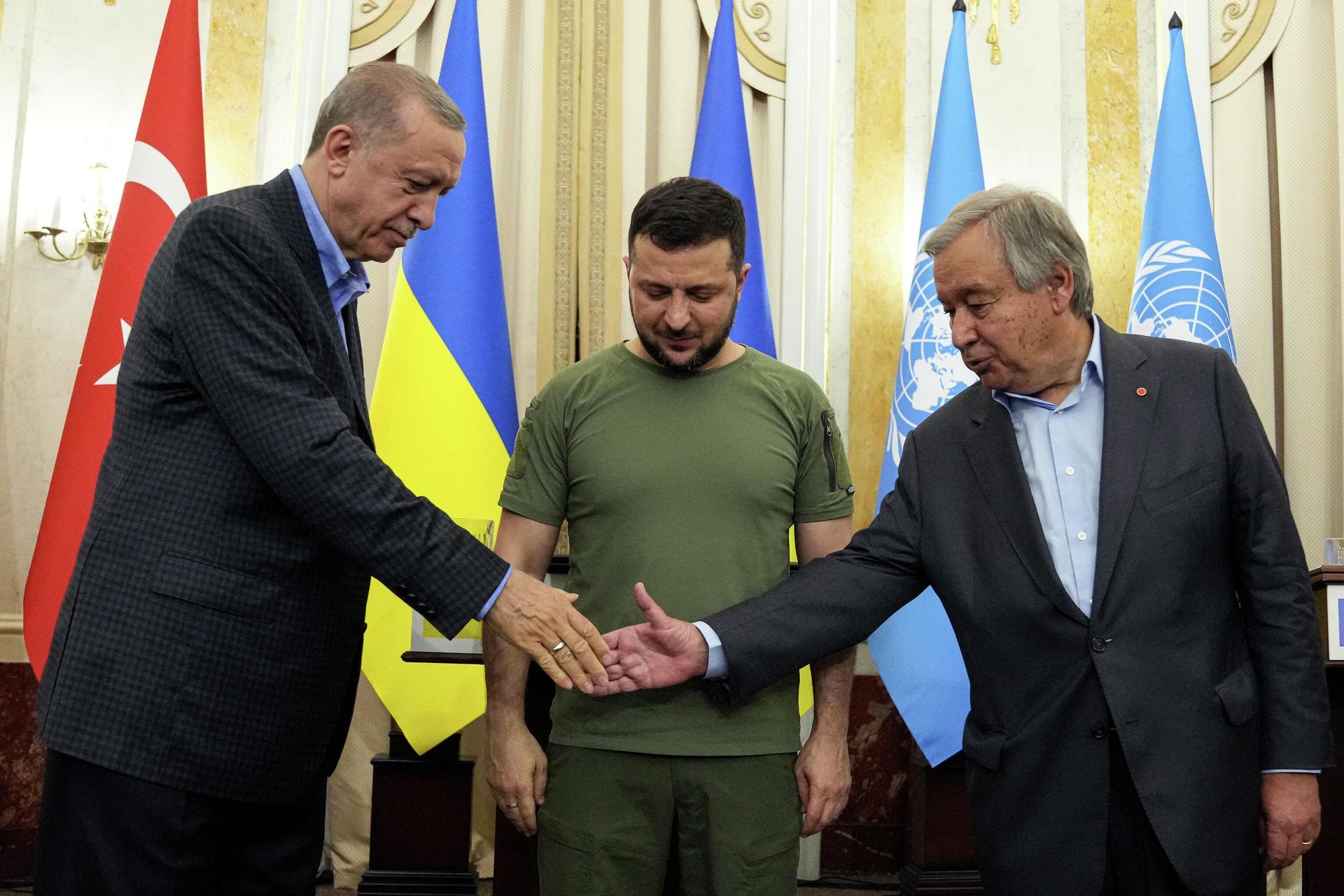 18 августа 2022 года. Президент Украины Владимир Зеленский, президент Турции Реджеп Тайип Эрдоган и Генеральный секретарь ООН Антонио Гутерриш  - ИноСМИ, 1920, 14.03.2023