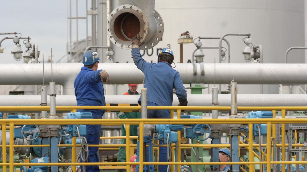 Рабочие на нефтеперерабатывающем заводе в Шведте, Германия