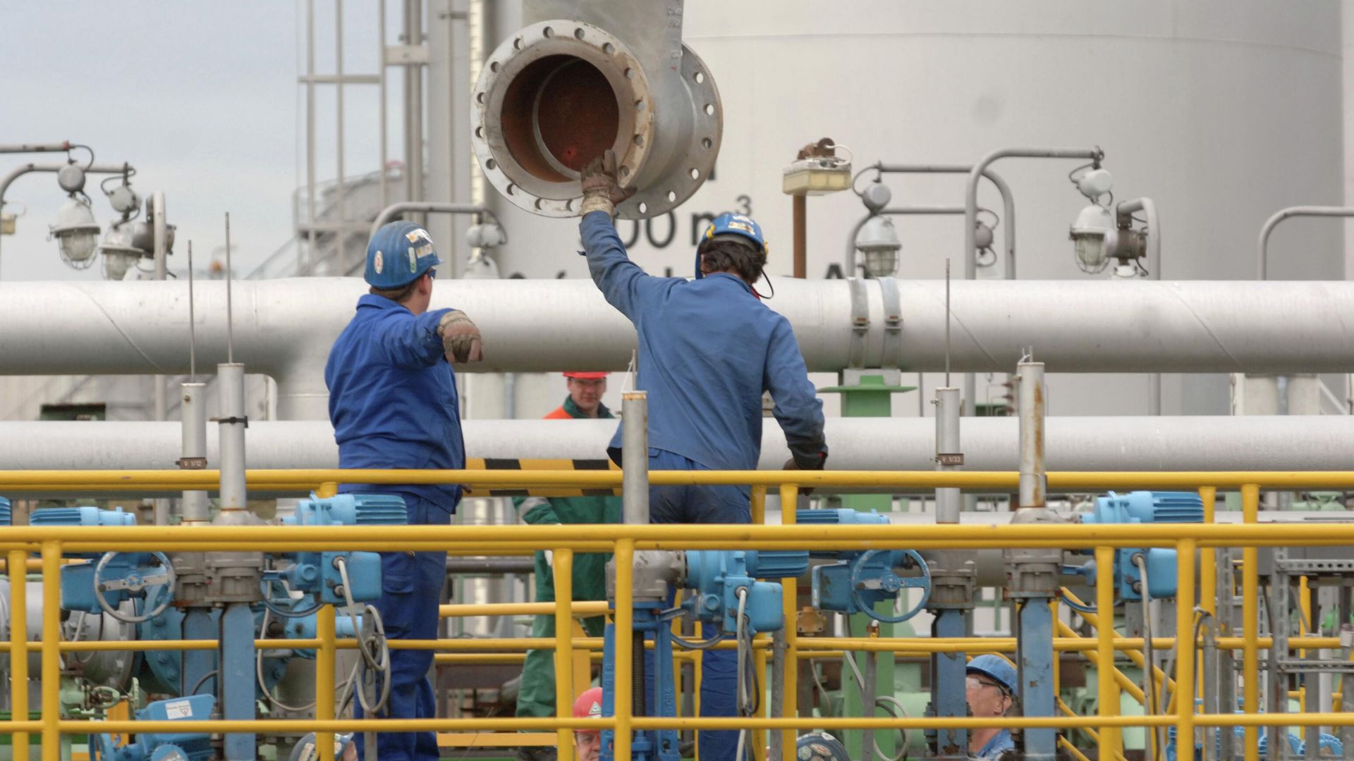 Рабочие на нефтеперерабатывающем заводе в Шведте, Германия - ИноСМИ, 1920, 23.08.2022
