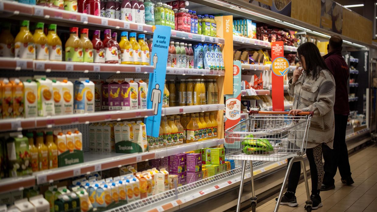 Покупатели в одном из продуктовых магазинов в Лондоне, Великобритания