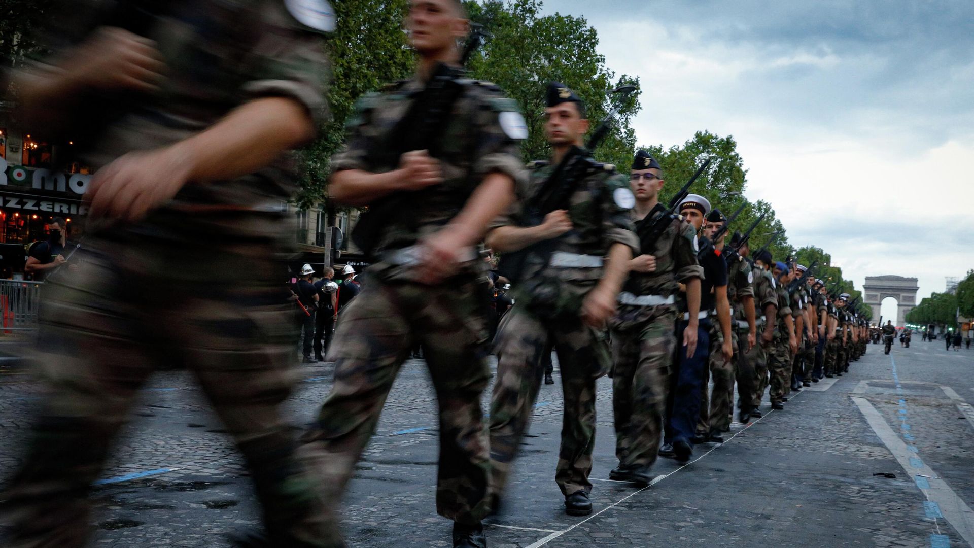 Французские солдаты во время репетиции парада на Елисейских полях в Париже - ИноСМИ, 1920, 25.08.2022