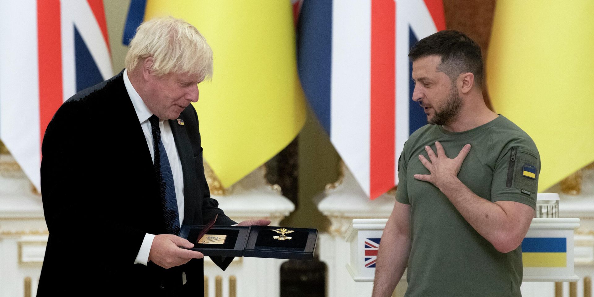Президент Украины Владимир Зеленский награждает премьер-министра Великобритании Бориса Джонсона в Киеве, Украина - ИноСМИ, 1920, 25.08.2022
