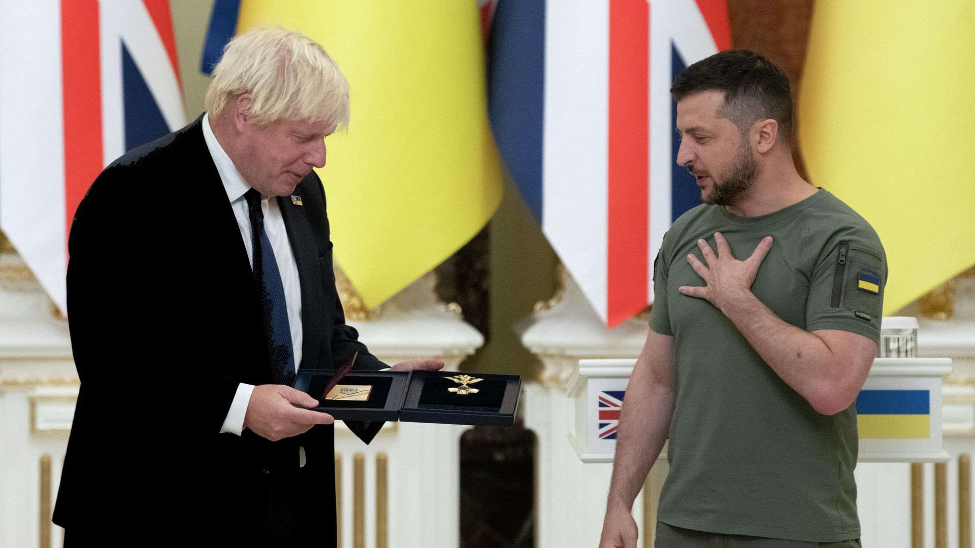 Президент Украины Владимир Зеленский награждает премьер-министра Великобритании Бориса Джонсона в Киеве, Украина - ИноСМИ, 1920, 25.08.2022