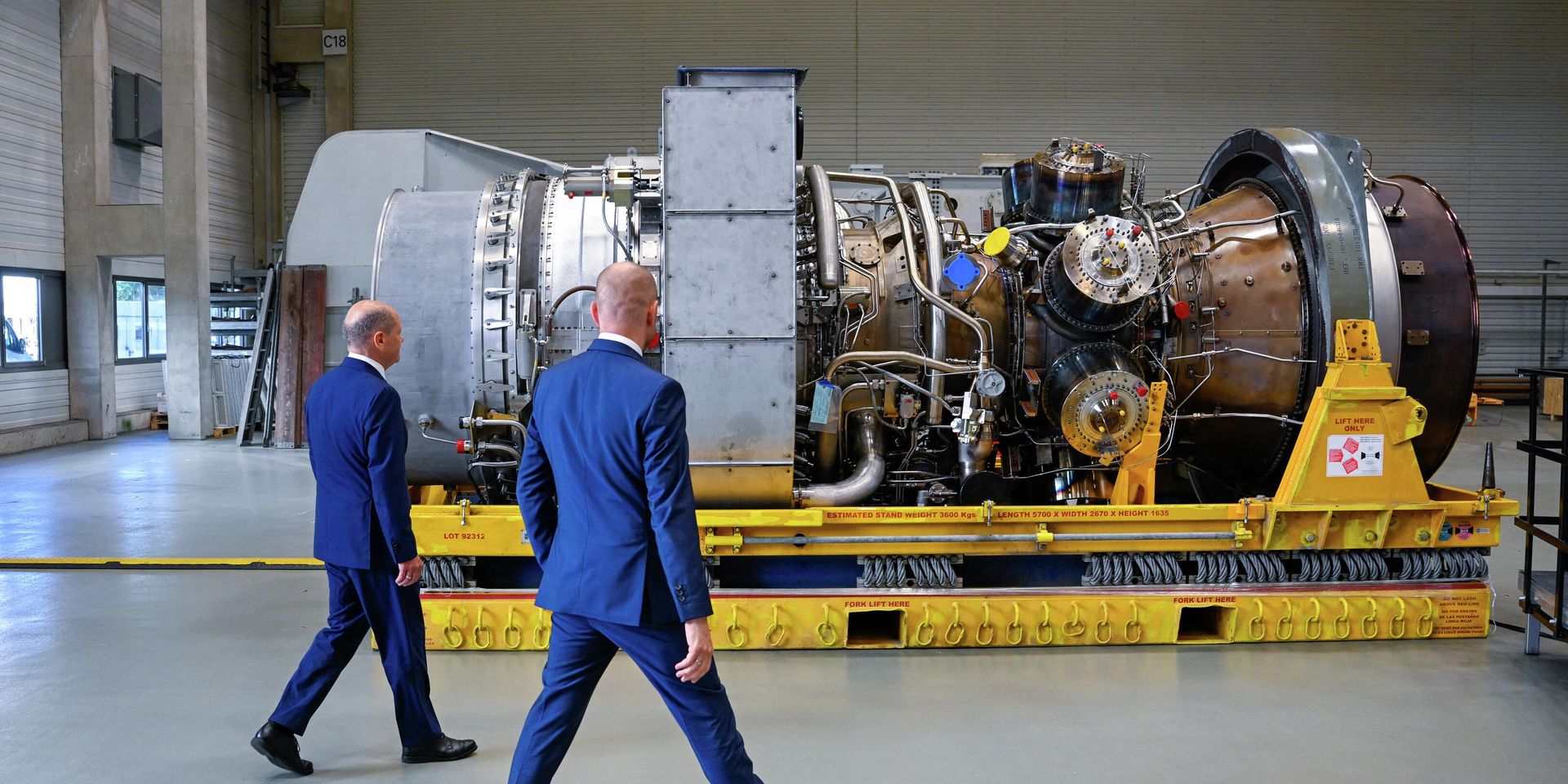 Канцлер Германии Олаф Шольц и президент Siemens Energy Кристиан Брух осматривают турбину для Северного потока 1 на завод Siemens Energy в Мюльхайм-на-Руре, Германия - ИноСМИ, 1920, 25.08.2022