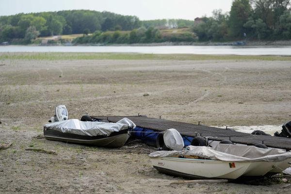 28 июля 2022 года. Лодки у причала на дне реки По в Фикароло, Италия