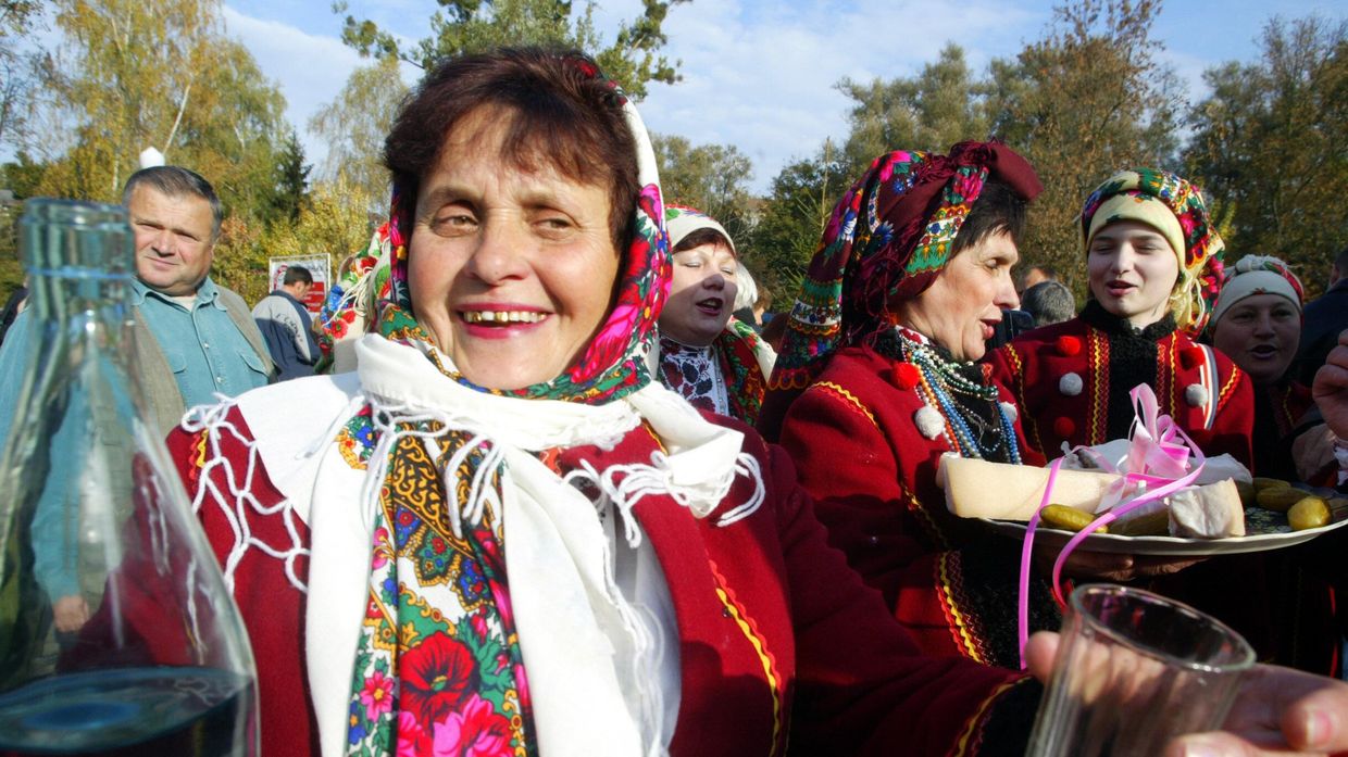 Водка и сало во время фестиваля в Луцке, Украина. Архивная фотография