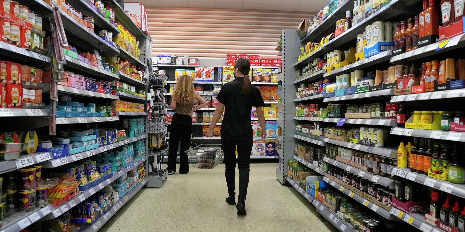 17 августа 2022 года. Покупатели в одном из продуктовых магазинов Лондона, Великобритания - ИноСМИ, 1920, 21.10.2022