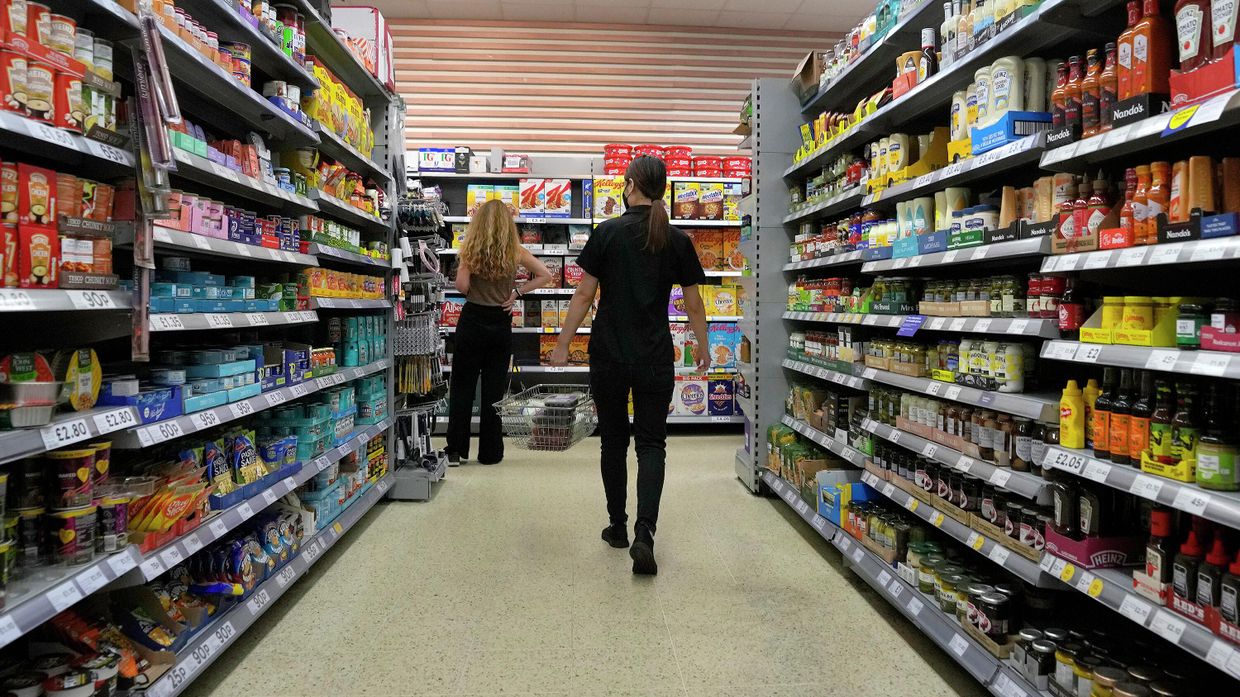 17 августа 2022 года. Покупатели в одном из продуктовых магазинов Лондона, Великобритания