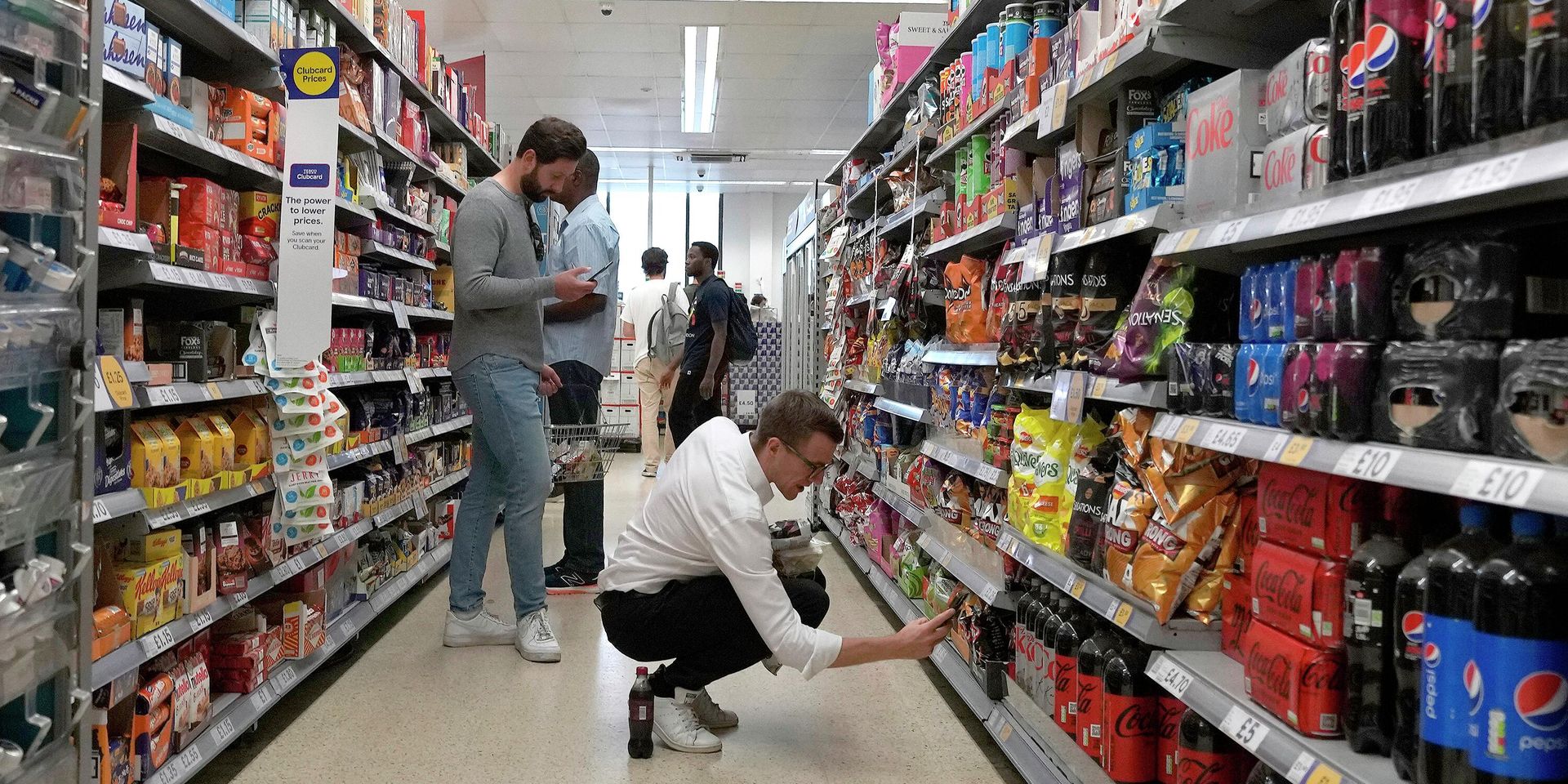 17 августа 2022 года. Покупатели в одном из продуктовых магазинов Лондона, Великобритания - ИноСМИ, 1920, 29.09.2022