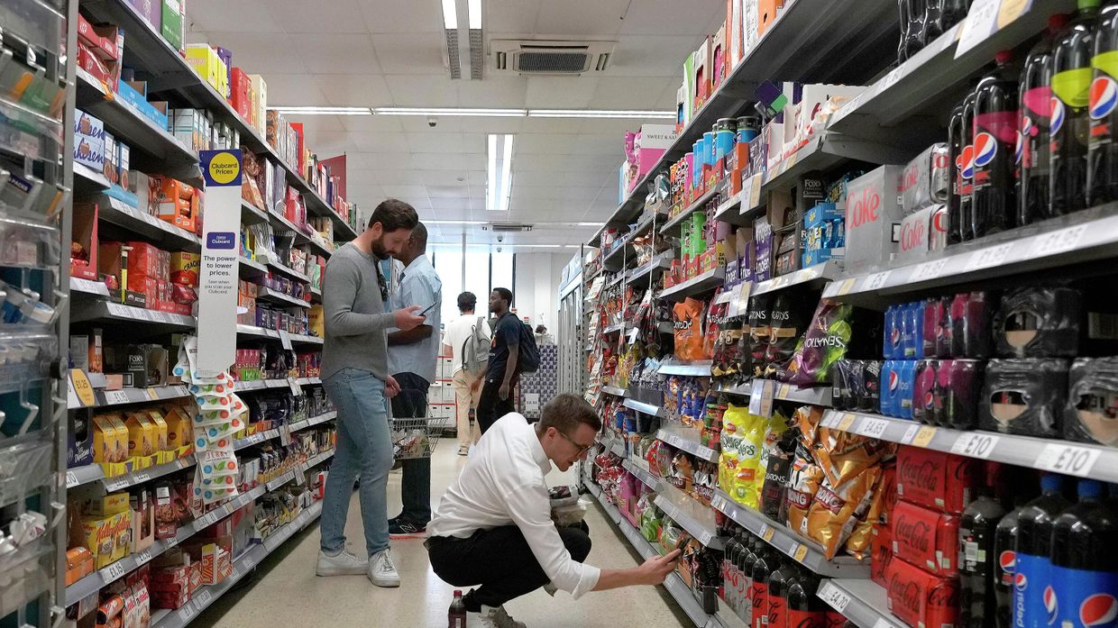 17 августа 2022 года. Покупатели в одном из продуктовых магазинов Лондона, Великобритания