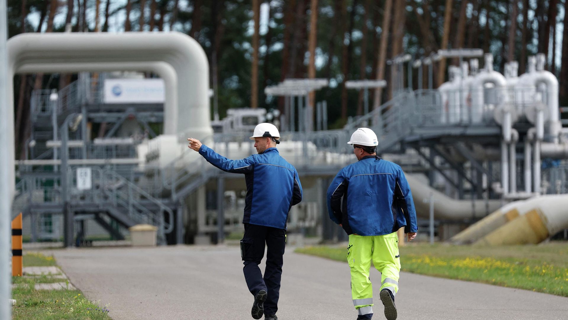 Рабочие на распределительной станции газотранспортной сети в Любмине, Германия. 30 августа 2022 года. - ИноСМИ, 1920, 02.09.2022
