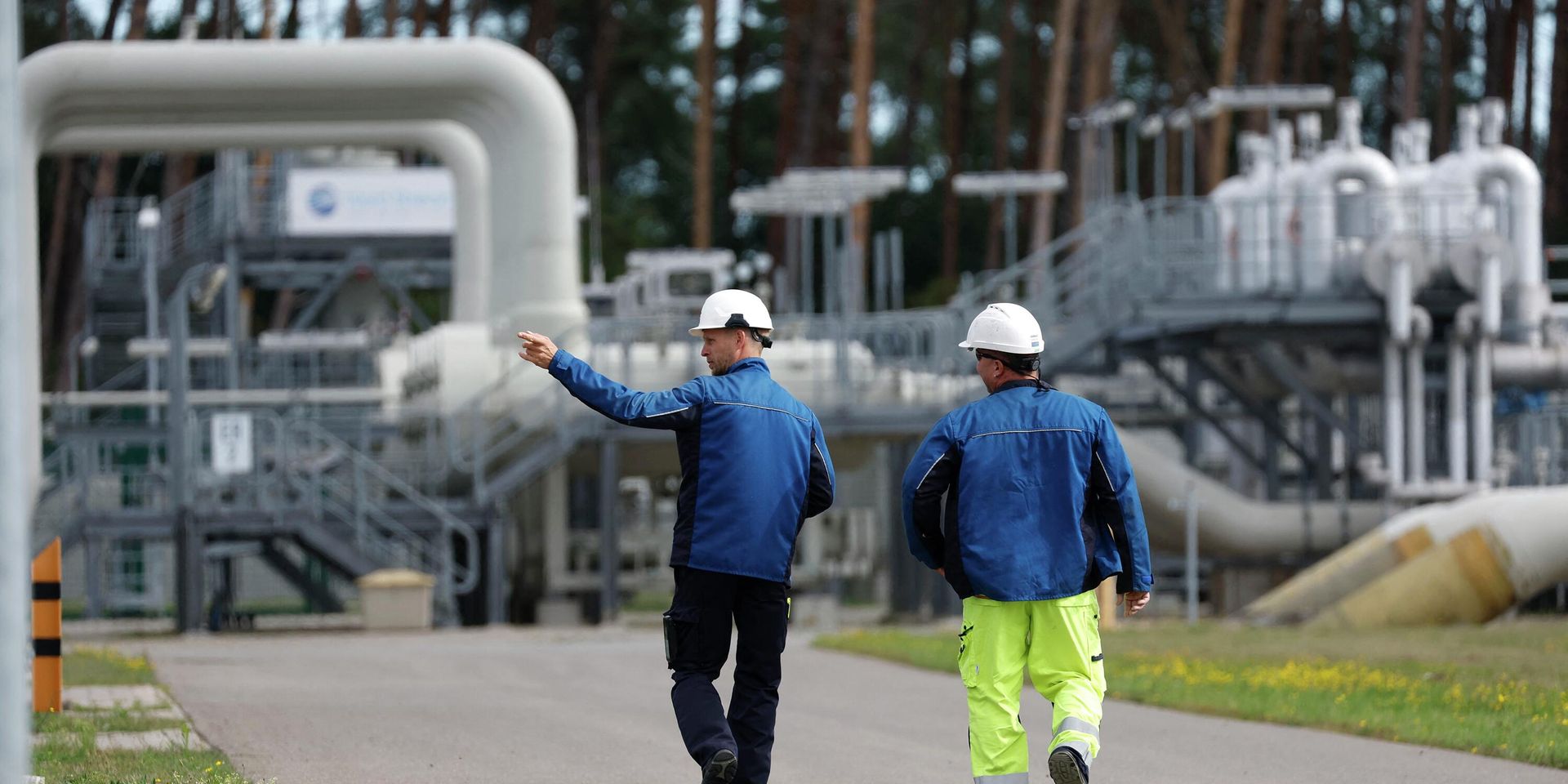 Рабочие на распределительной станции газотранспортной сети в Любмине, Германия. 30 августа 2022 года. - ИноСМИ, 1920, 02.09.2022