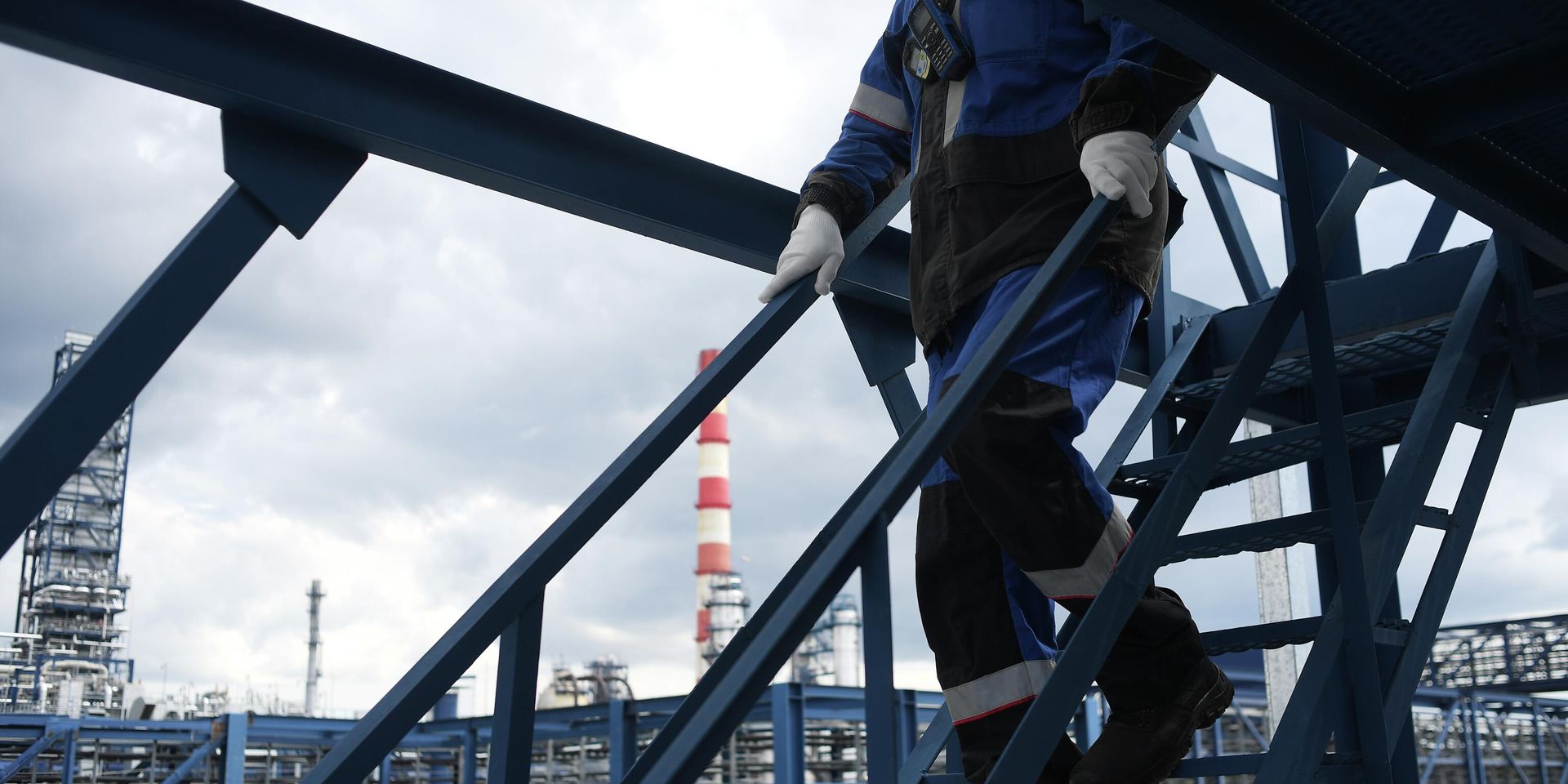 Работник на территории Московского нефтеперерабатывающего завода (МНПЗ) Газпром нефть в Капотне - ИноСМИ, 1920, 07.09.2022