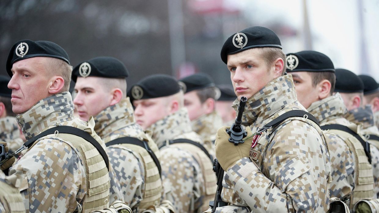 Латвийские солдаты во время военного парада в Риге. Архивная фотография