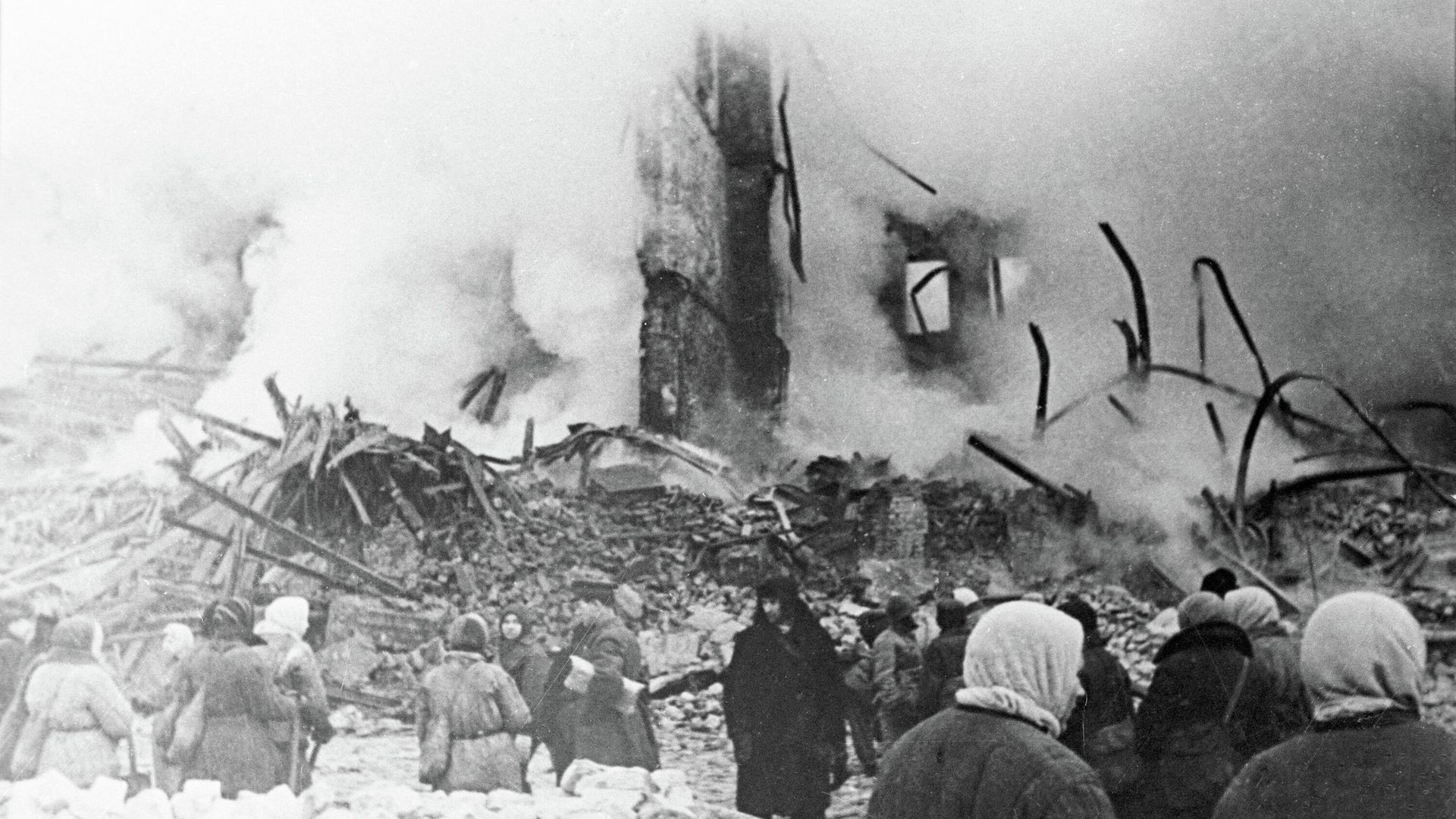 На улице блокадного Ленинграда после артобстрела. - ИноСМИ, 1920, 10.04.2026