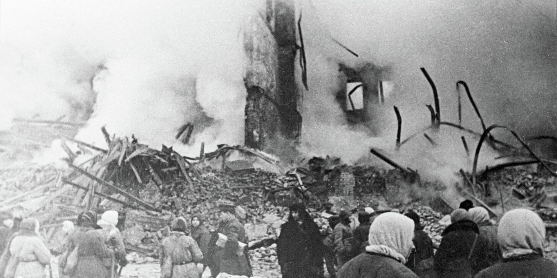На улице блокадного Ленинграда после артобстрела. - ИноСМИ, 1920, 10.04.2026