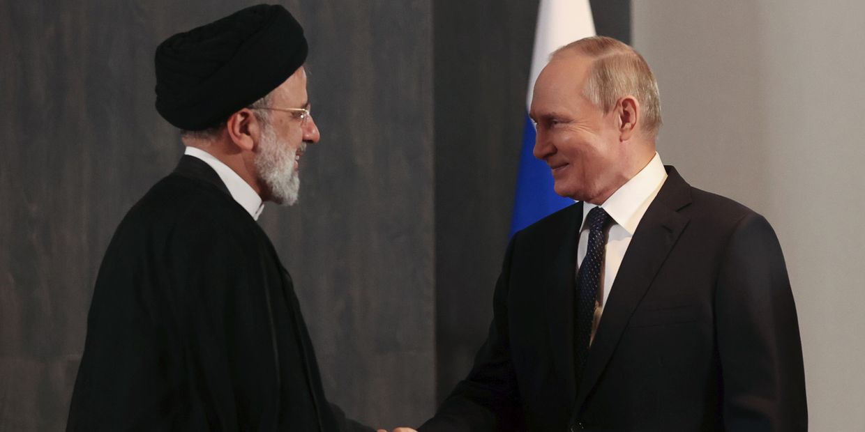 Президент РФ Владимир Путин и президент Ирана Эбрахим Раиси во время встречи на полях саммита Шанхайской организации сотрудничества в Самарканде