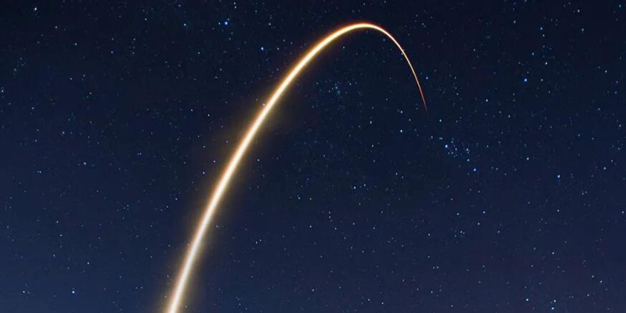На этом изображении показан параболический след, оставленный ракетой после запуска. Если мы сможем вычислить потенциально опасный объект, который должен столкнуться с Землей, способность как можно быстрее его перехватить станет ключевым условием для смягчения любого ущерба, поскольку, чем раньше мы приступим к принятию мер по изменению его траектории, тем эффективнее они окажутся.