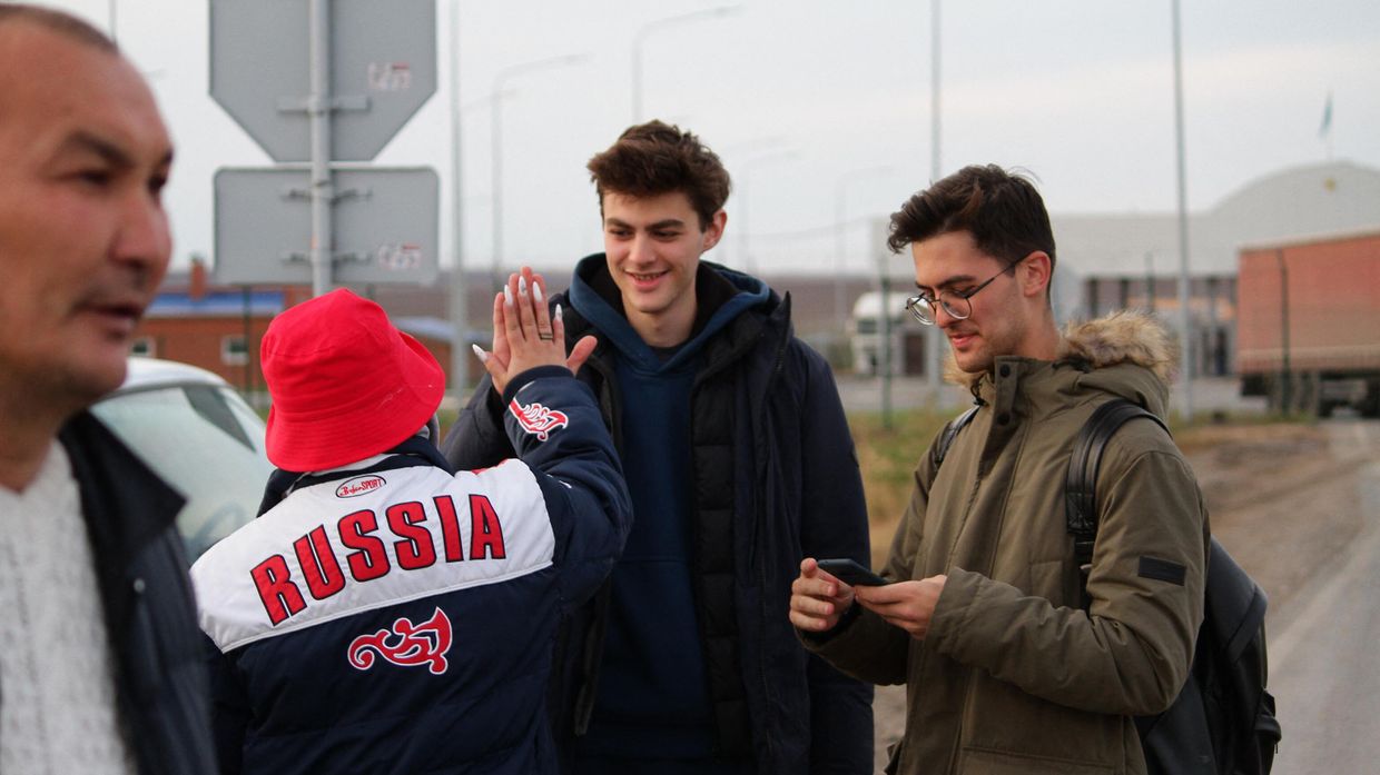 Россияне на пограничном пункте в Сырыме, Казахстан. 27 сентября 2022 года. Россияне на пограничном пункте в Сырыме, Казахстан. 27 сентября 2022 года.