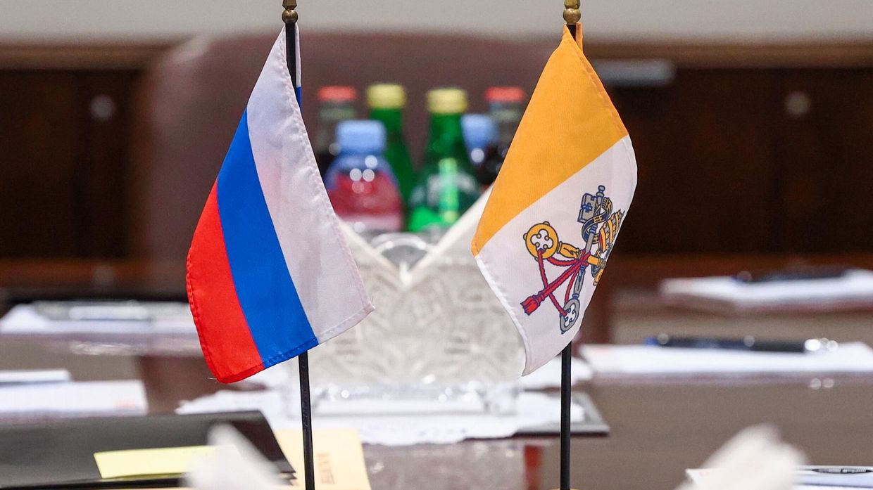 Флажки России и Ватикана на столе переговоров министра иностранных дел РФ Сергея Лаврова и государственного секретаря Святого Престола  кардинала Пьетро Паролина. Встреча проходит в рамках 77-й сессии Генассамблеи ООН в Нью-Йорке. 