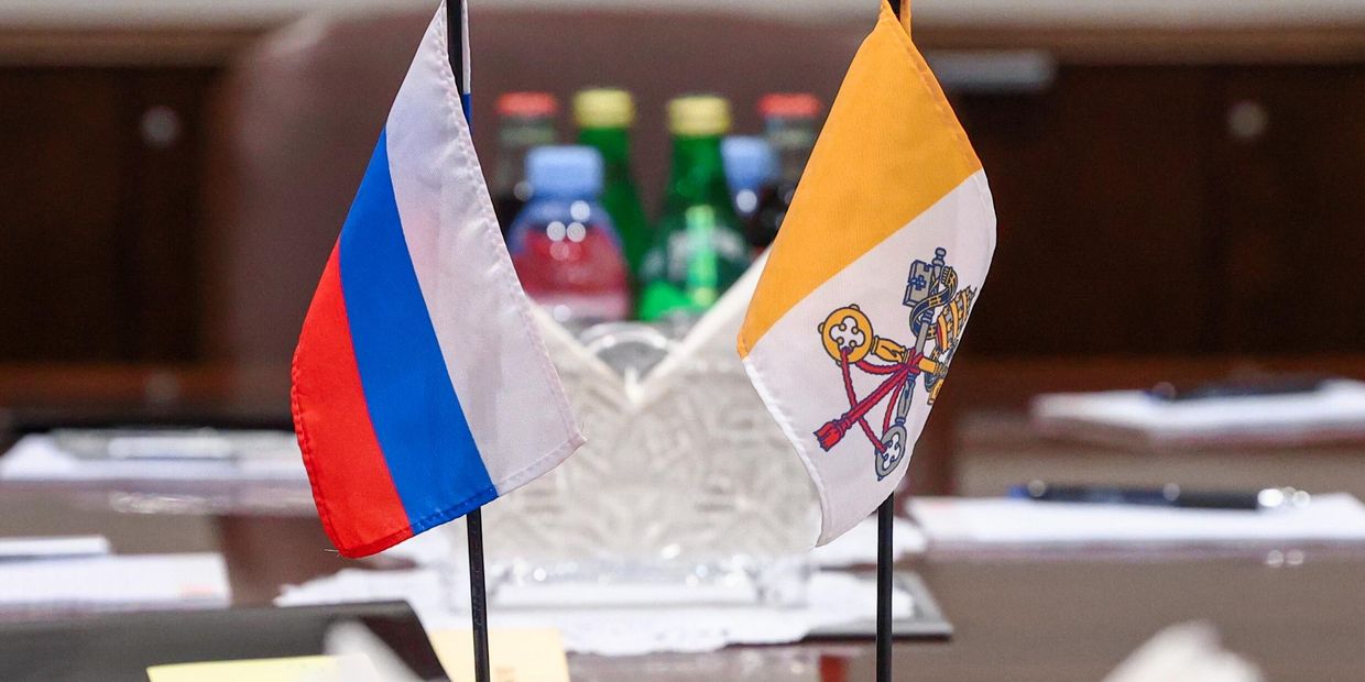 Флажки России и Ватикана на столе переговоров министра иностранных дел РФ Сергея Лаврова и государственного секретаря Святого Престола  кардинала Пьетро Паролина. Встреча проходит в рамках 77-й сессии Генассамблеи ООН в Нью-Йорке. 