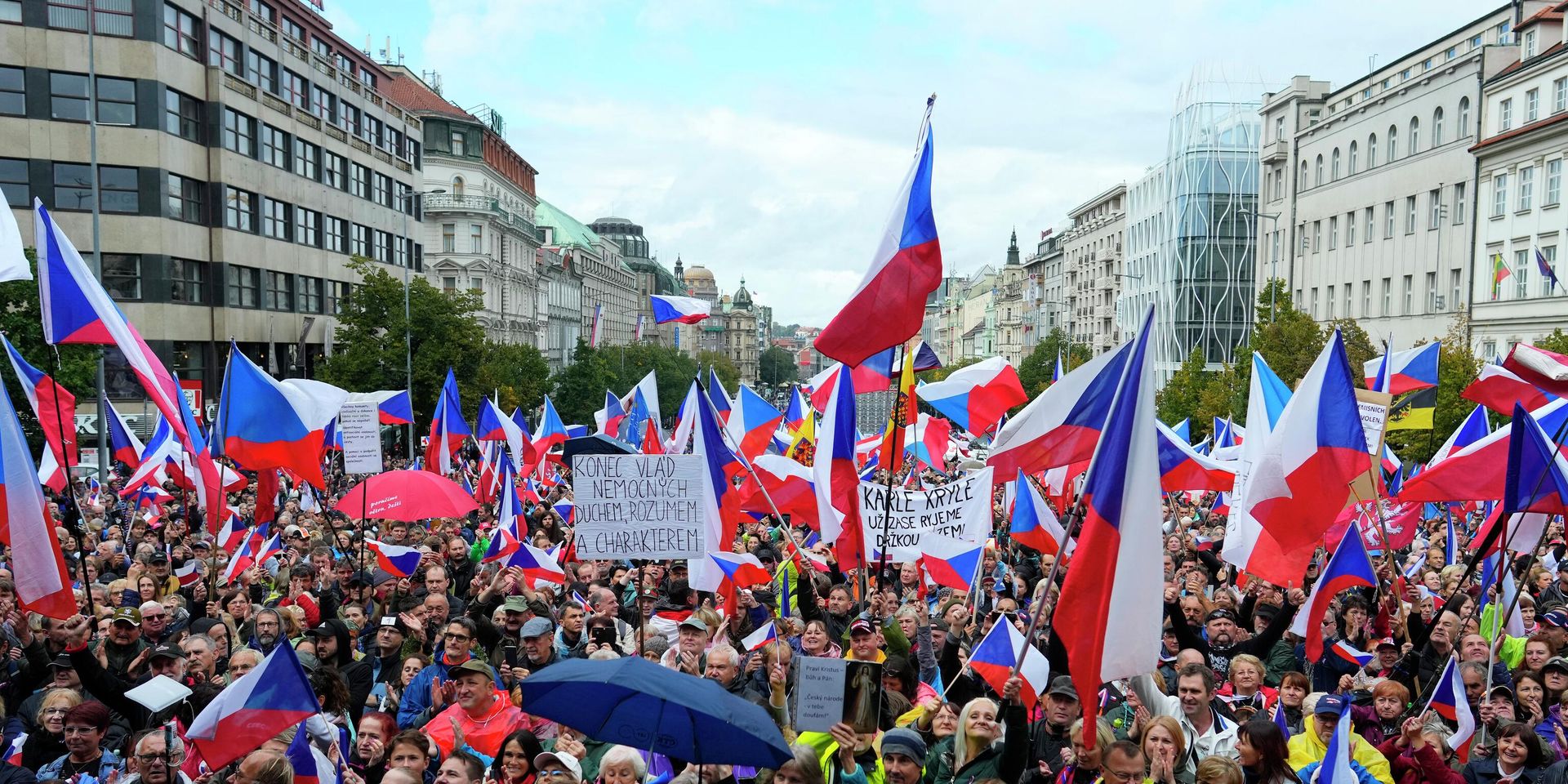 Участники антиправительственной демонстрации в Праге, Чешская Республика, 28 сентября 2022 года. - ИноСМИ, 1920, 31.10.2022