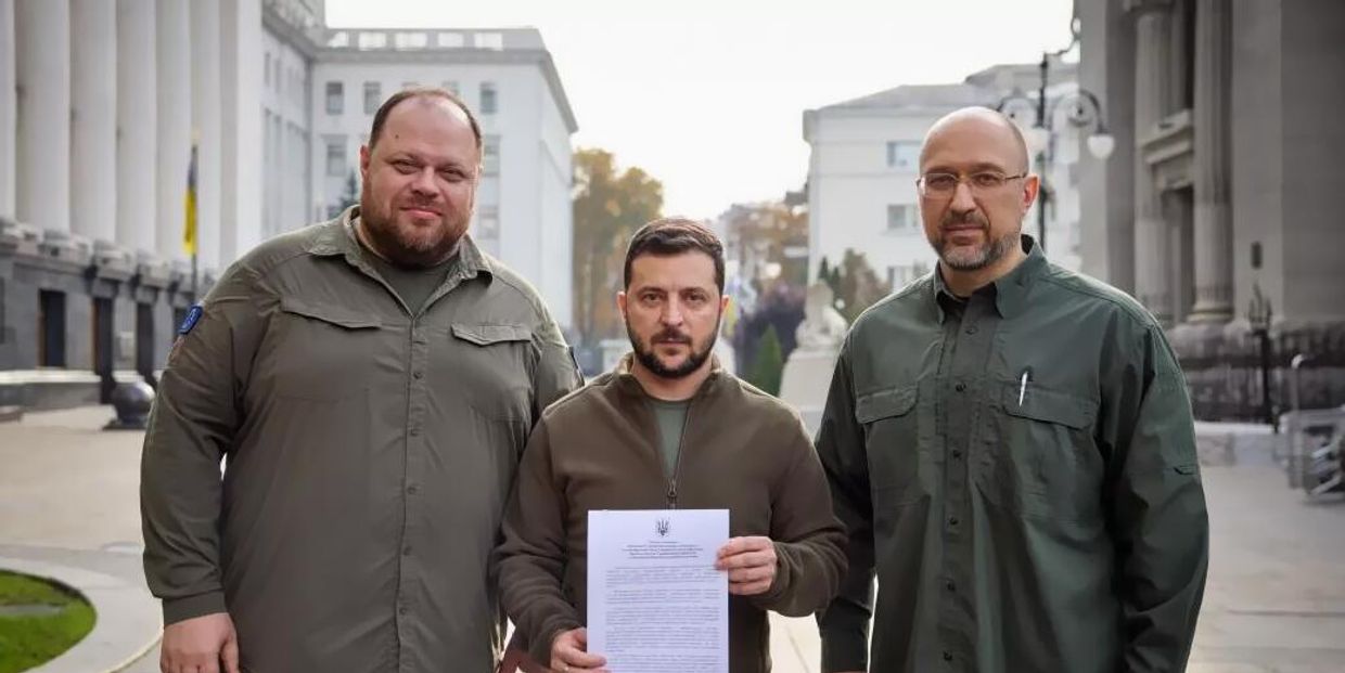 Представитель Верховной Рады Украины Руслан Стефанчук, президент Украины Владимир Зеленский и премьер-министр Украины Денис Шмыгаль позируют с заявкой Украины на вступление в НАТО в ускоренном порядке