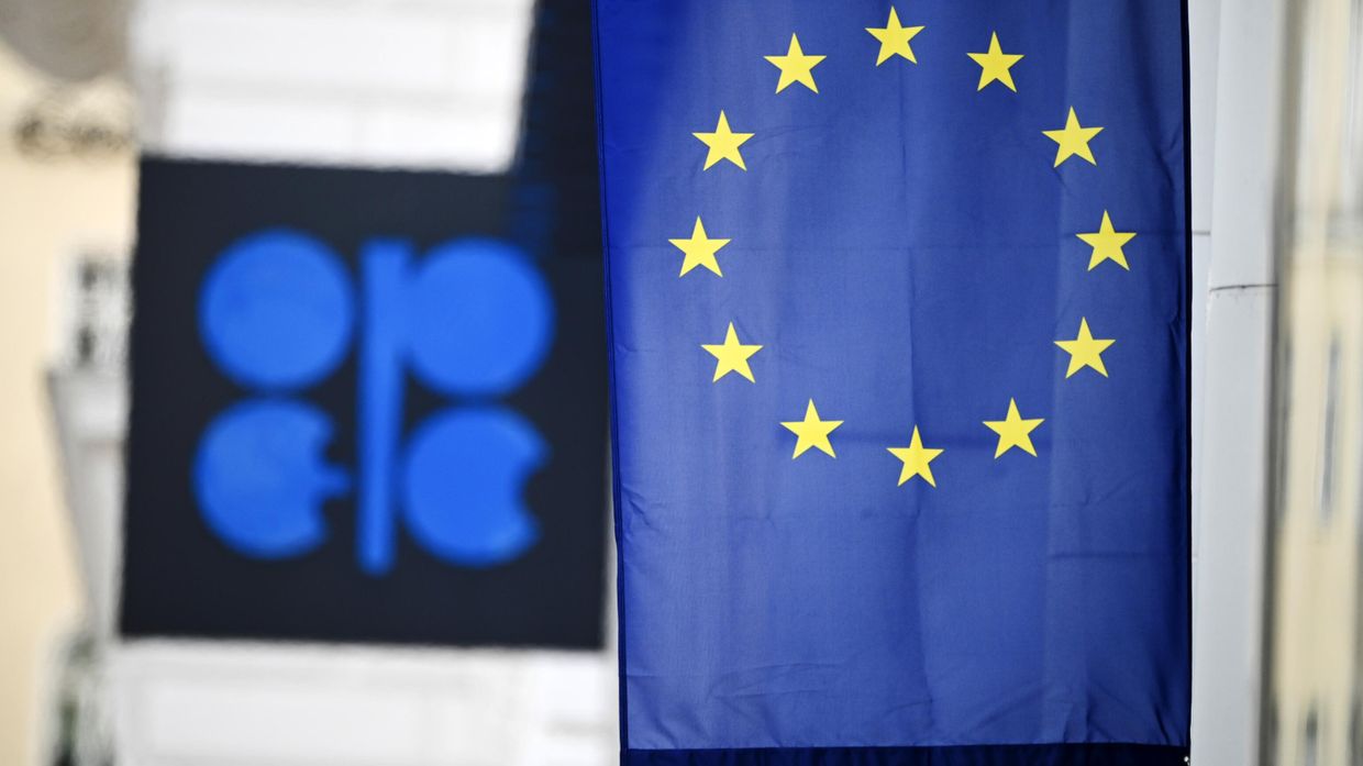 Флаг Евросоюза и логотип Организации стран-экспортеров нефти (ОПЕК) на здании штаб-квартиры организации в Вене