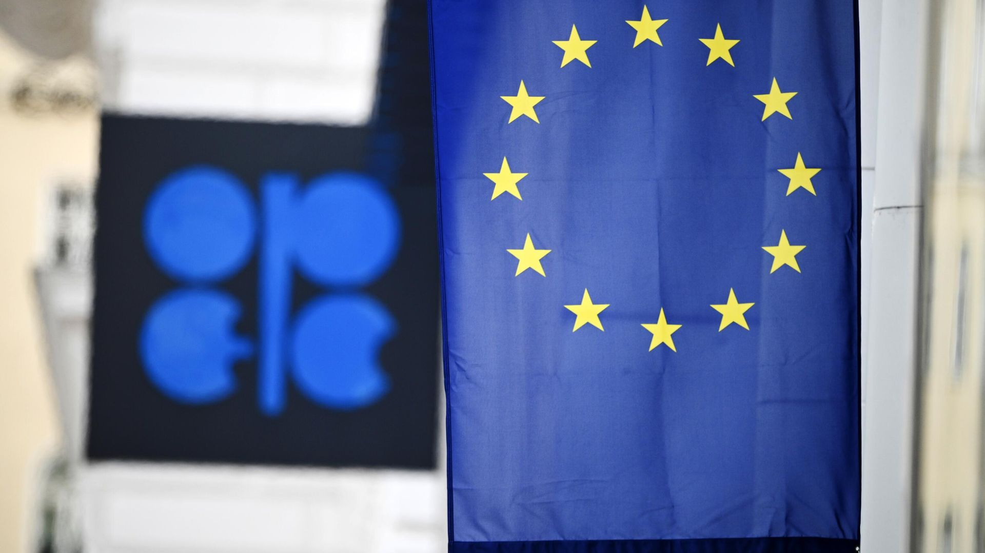 Флаг Евросоюза и логотип Организации стран-экспортеров нефти (ОПЕК) на здании штаб-квартиры организации в Вене - ИноСМИ, 1920, 11.11.2022