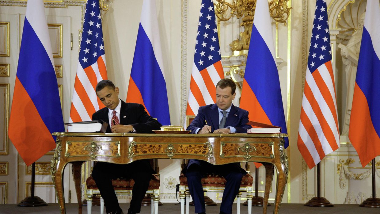 8 апреля 2010 года. Президент России Дмитрий Медведев и президент США Барак Обама во время церемонии подписания Договора о мерах по дальнейшему сокращению и ограничению стратегических наступательных вооружений (СНВ)