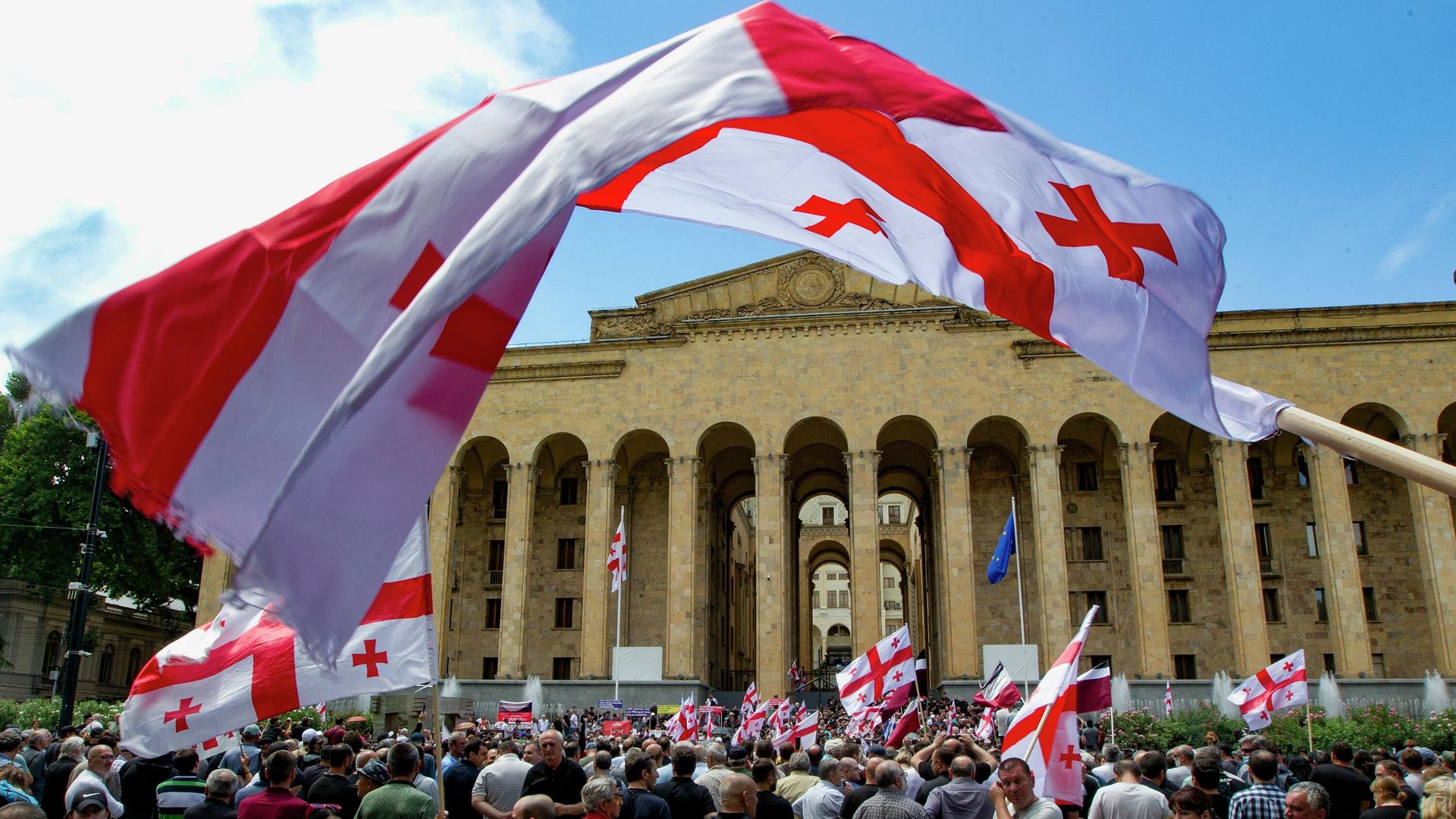 Участники акции протеста у здания парламента в Тбилиси, Грузия - ИноСМИ, 1920, 07.10.2022