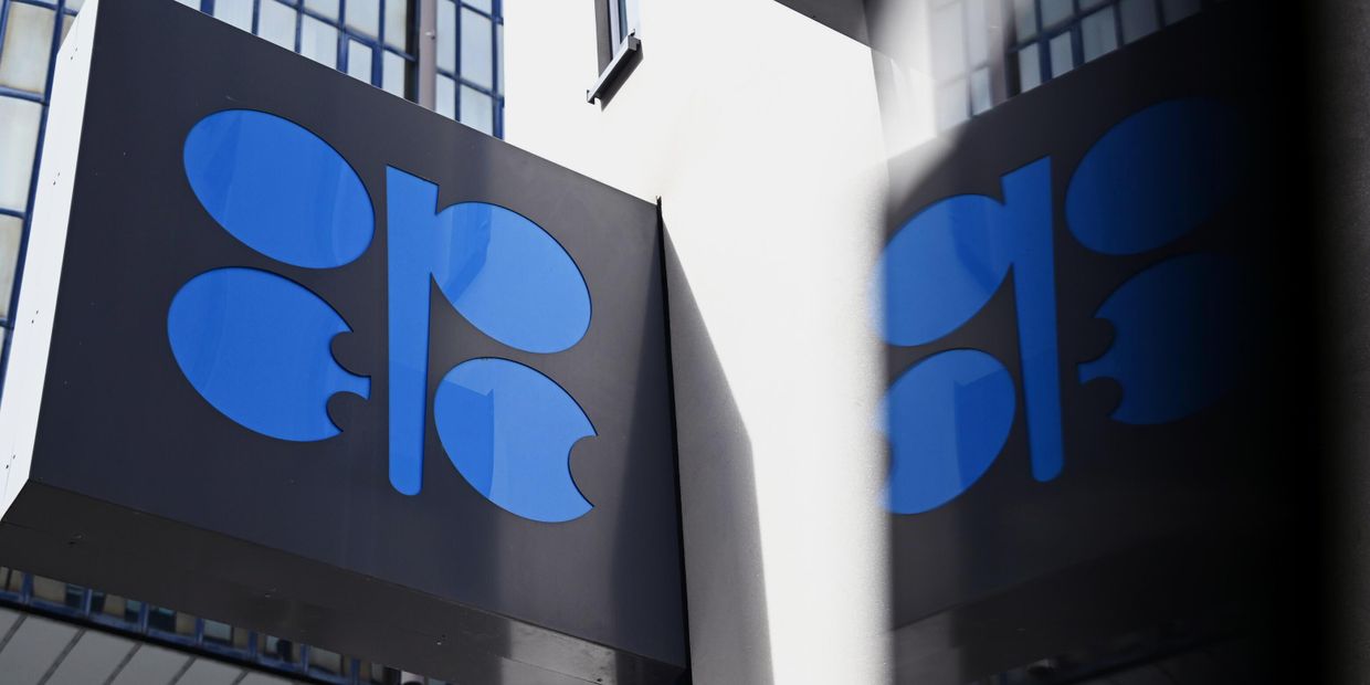 Логотип Организации стран-экспортеров нефти (ОПЕК) на здании штаб-квартиры организации в Вене