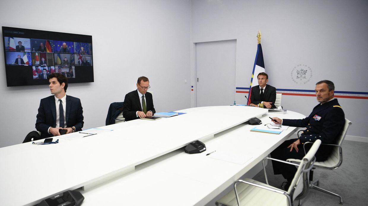 Президент Франции Эммануэль Макрон во время видеоконференции с лидерами G7 в Париже, 11 октября 2022 года