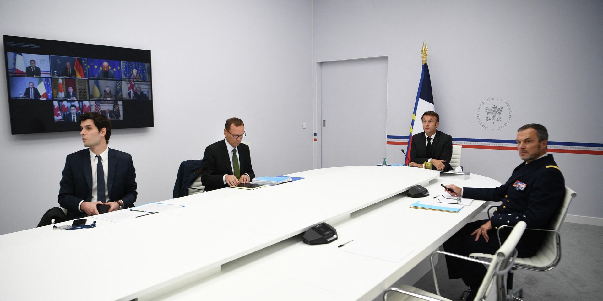 Президент Франции Эммануэль Макрон во время видеоконференции с лидерами G7 в Париже, 11 октября 2022 года - ИноСМИ, 1920, 12.10.2022