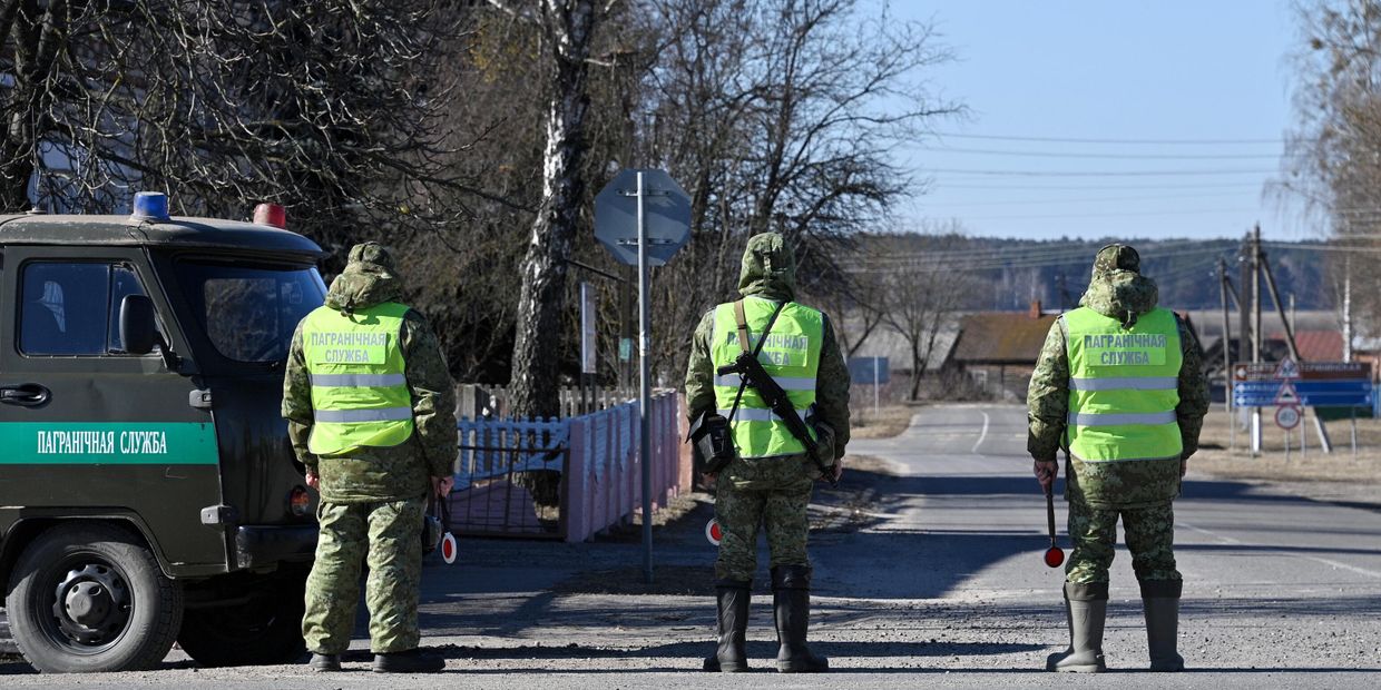Белорусские пограничники на белорусско-украинской границе в Гомельской области Белорусские пограничники на белорусско-украинской границе в Гомельской области