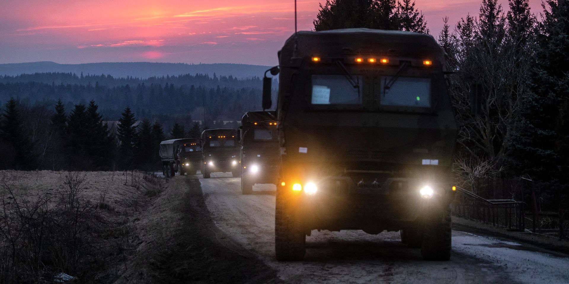 Колонна грузовиков армии США рядом с военным лагерем в Арламов, Польша - ИноСМИ, 1920, 14.10.2022