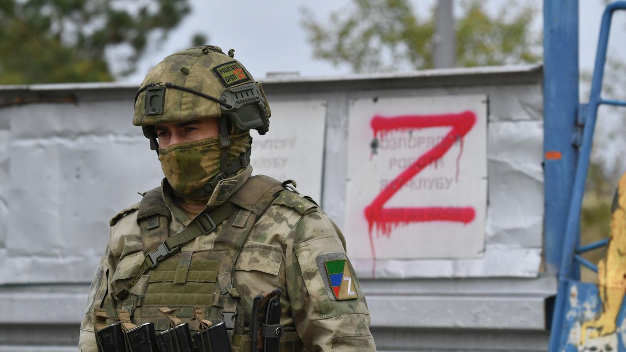 Боец Росгвардии у входа на территорию яхт-клуба Борисфен в Энергодаре