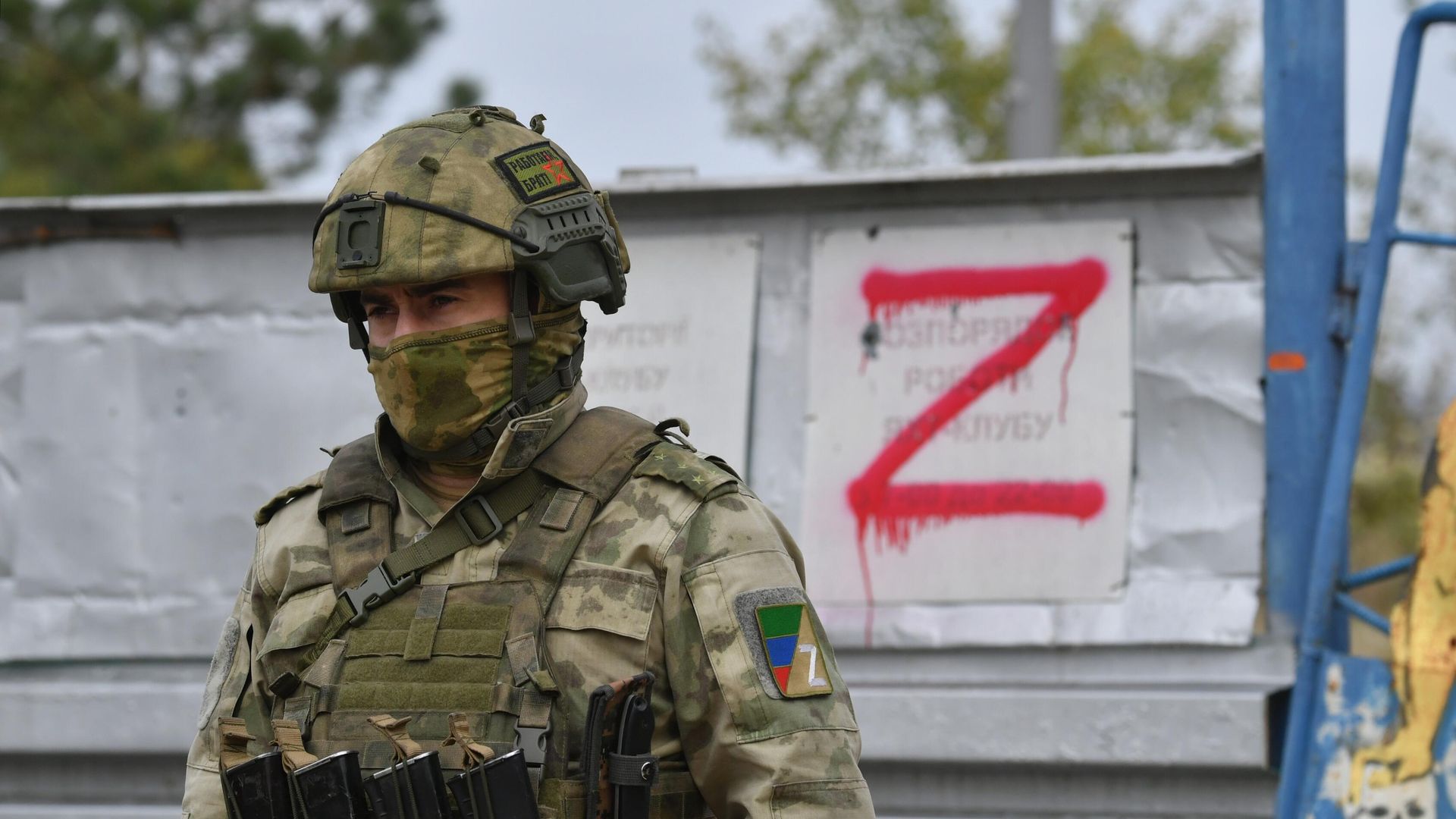 Боец Росгвардии у входа на территорию яхт-клуба Борисфен в Энергодаре - ИноСМИ, 1920, 19.10.2022