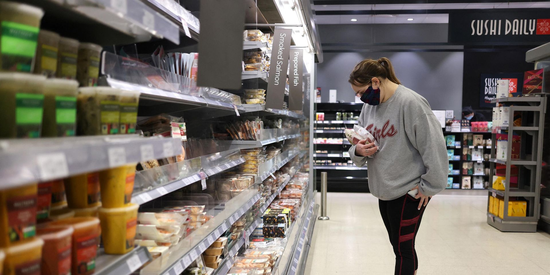 Покупатель в супермаркете Waitrose в Лондоне, Великобритания - ИноСМИ, 1920, 20.10.2022