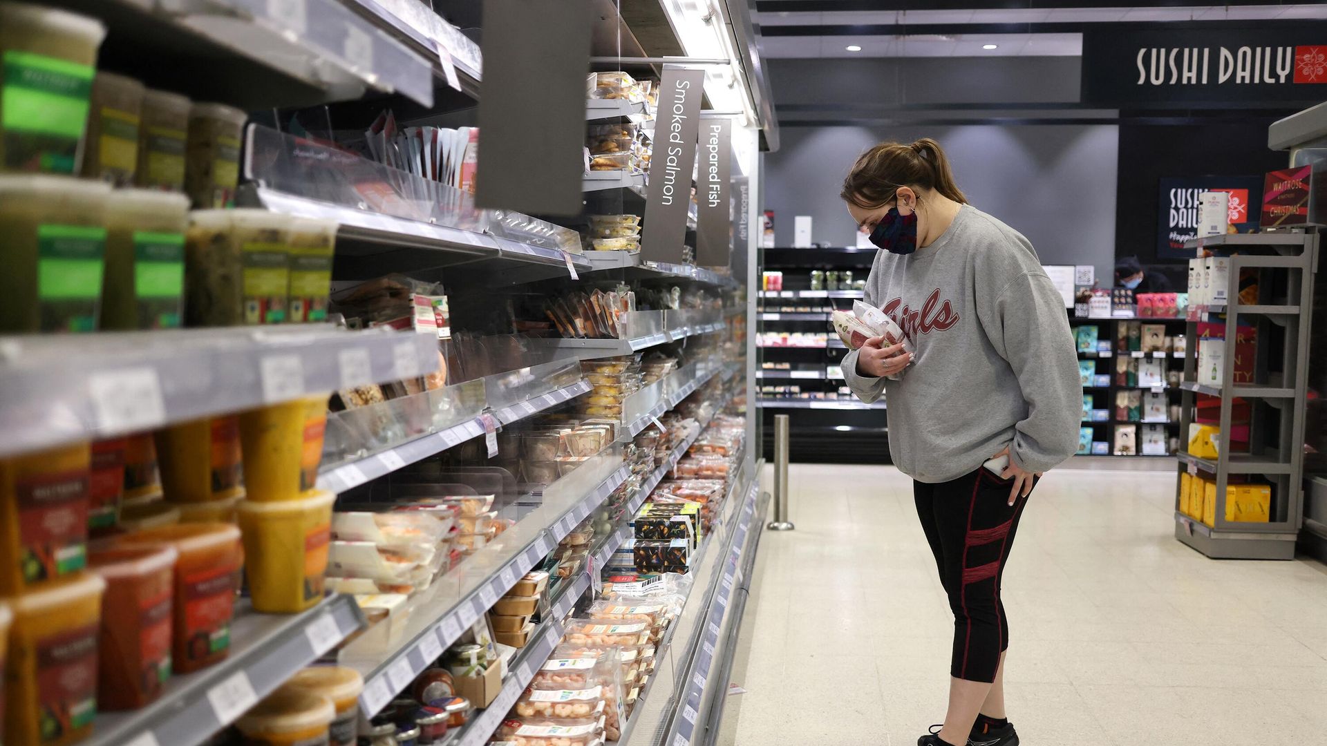Покупатель в супермаркете Waitrose в Лондоне, Великобритания - ИноСМИ, 1920, 20.10.2022