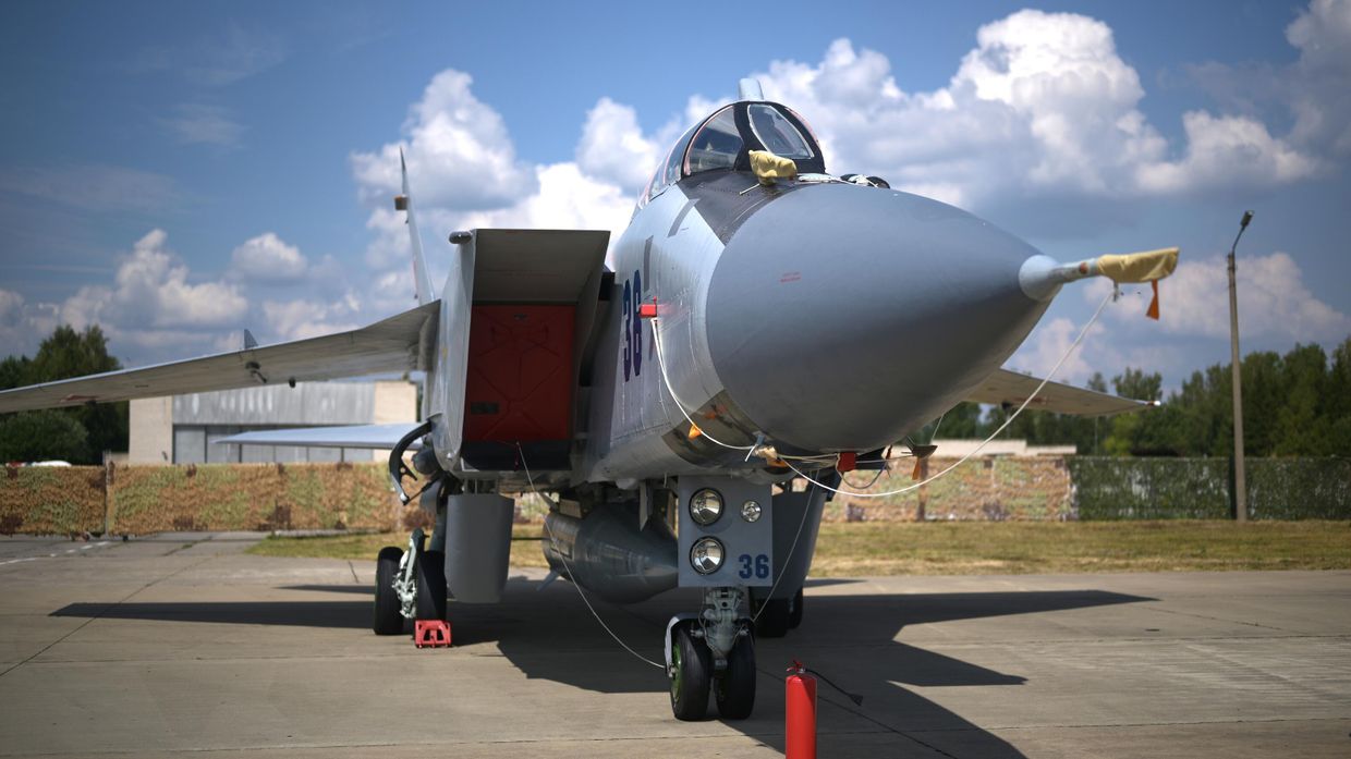 Истребитель-перехватчик МиГ-31К с изделием 9-С-7760  (АРК Кинжал) в Кубинке