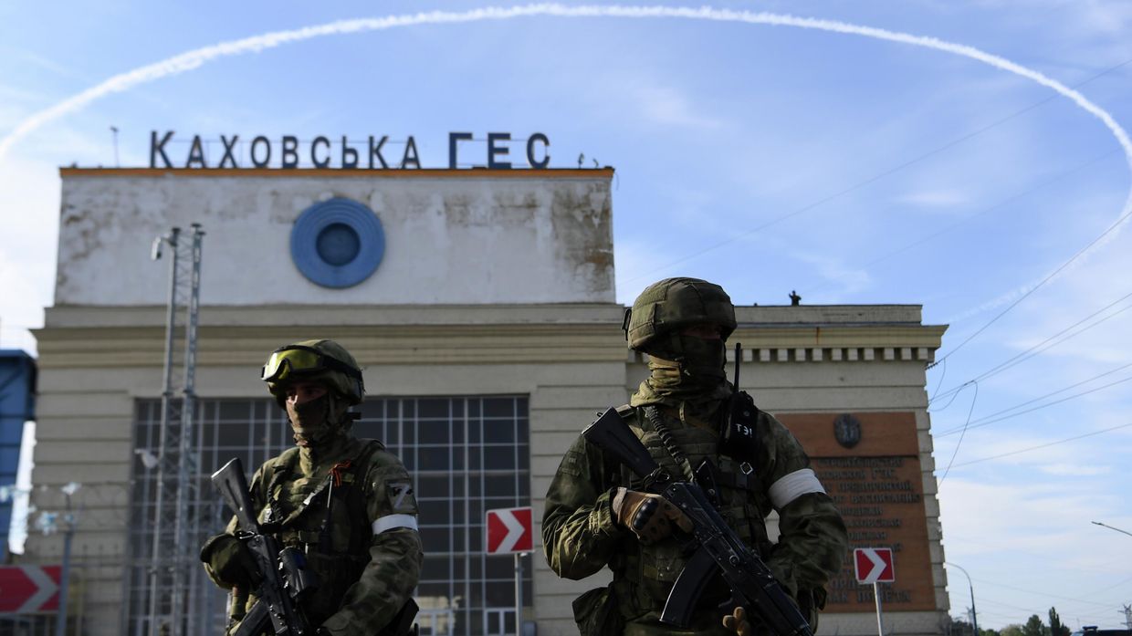 Военнослужащие РФ возле здания Каховской ГЭС