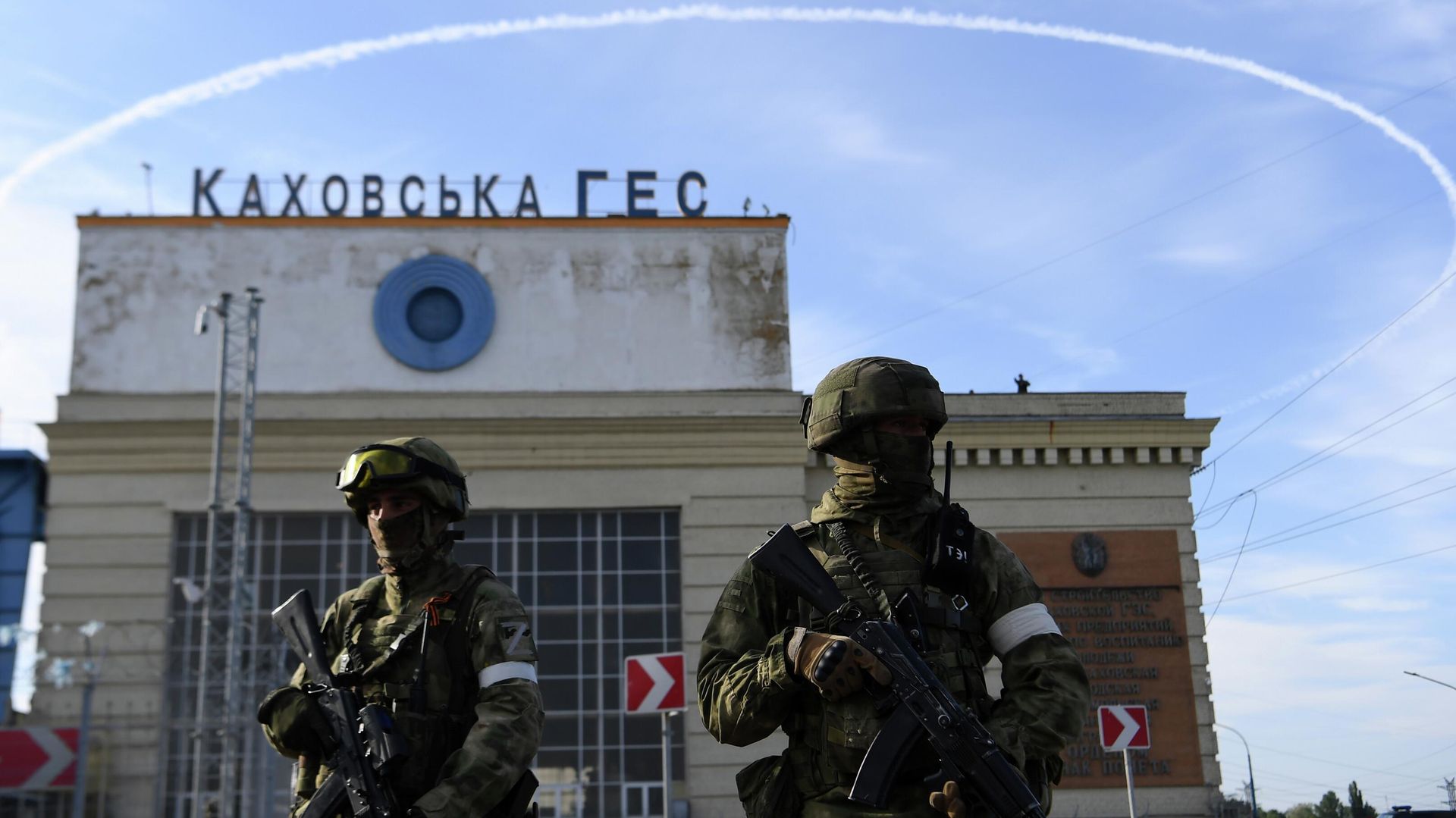 Военнослужащие РФ возле здания Каховской ГЭС - ИноСМИ, 1920, 12.06.2023