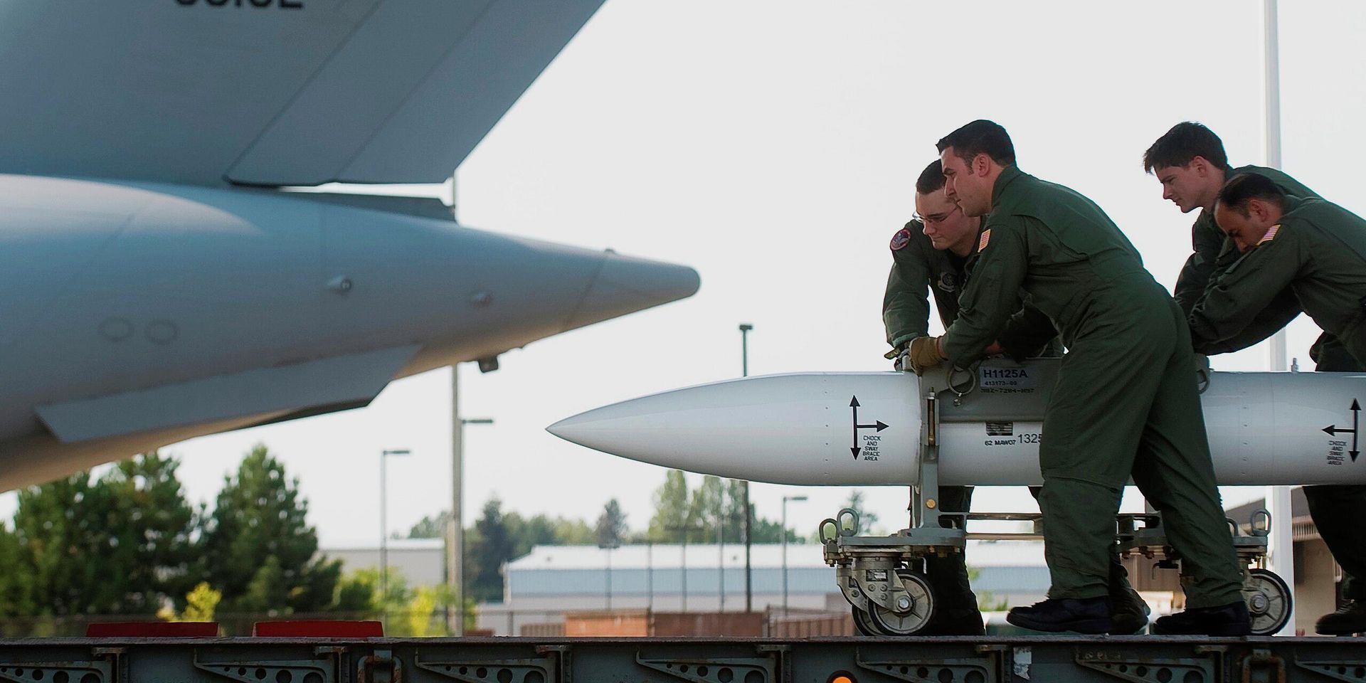Погрузка атомной бомбы B61-12 на C-17 Globemaster III на авиабазе Маккорд, штат Вашингтон - ИноСМИ, 1920, 10.06.2024