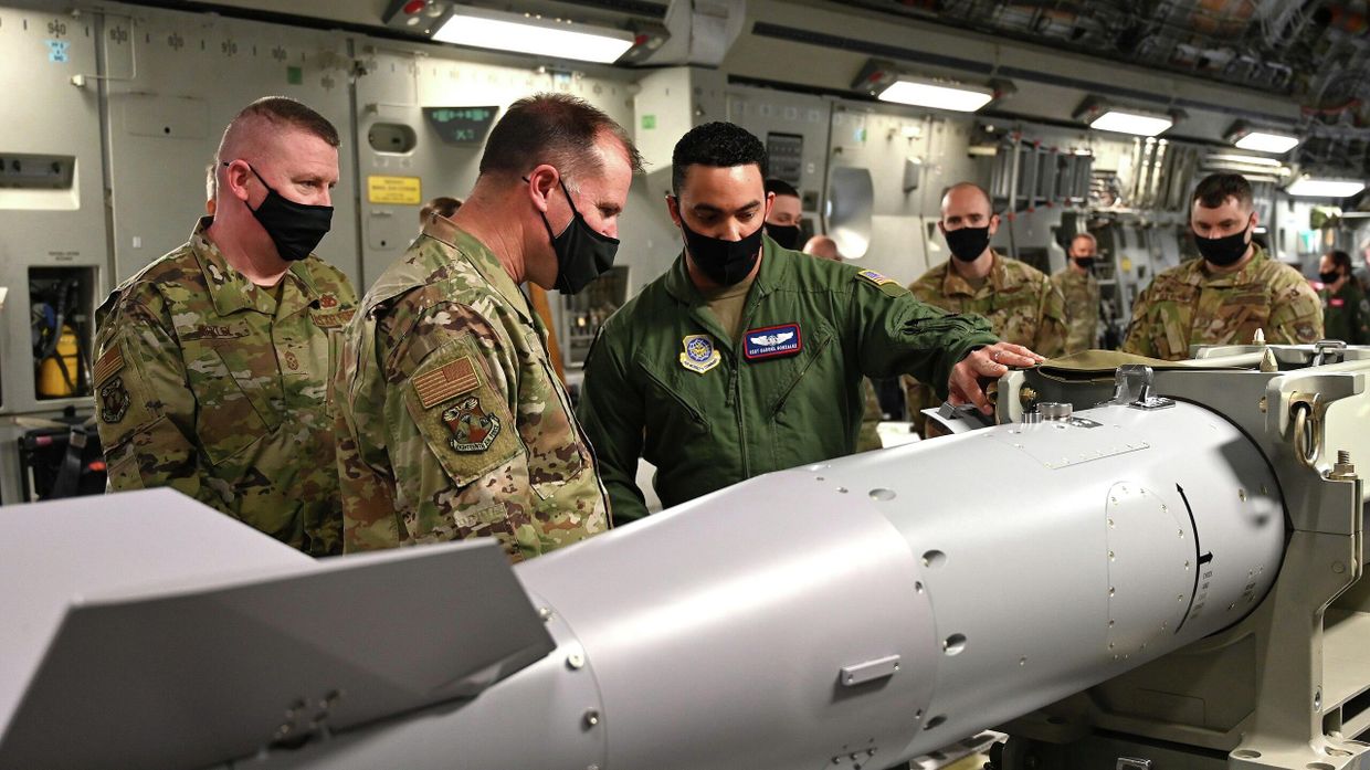 Американская атомная бомба B61-12 на борту C-17 Globemaster III на базе Льюис-Маккорд, Вашингтон